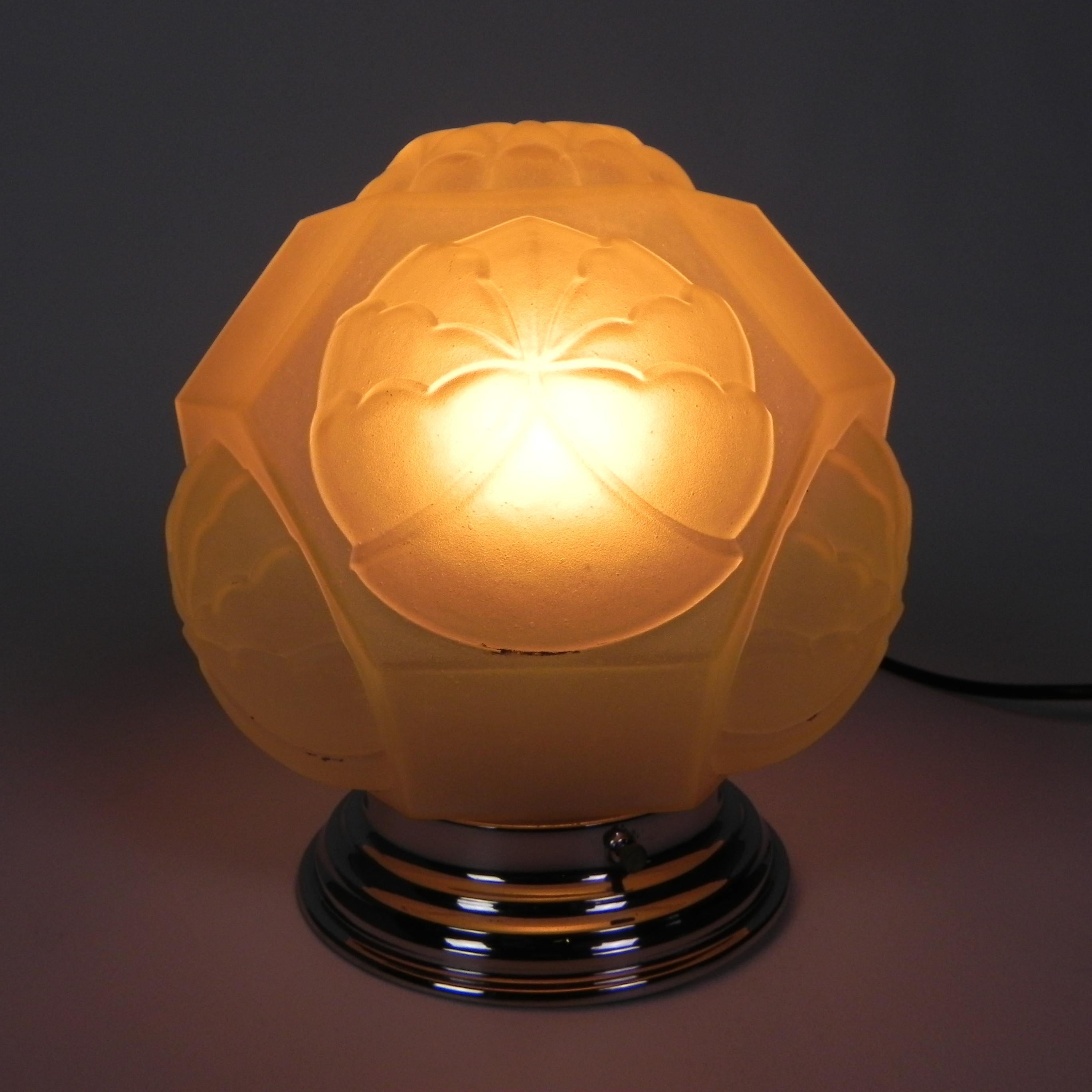 Art Deco ceiling lamp with glass shade, 1930s For Sale 3