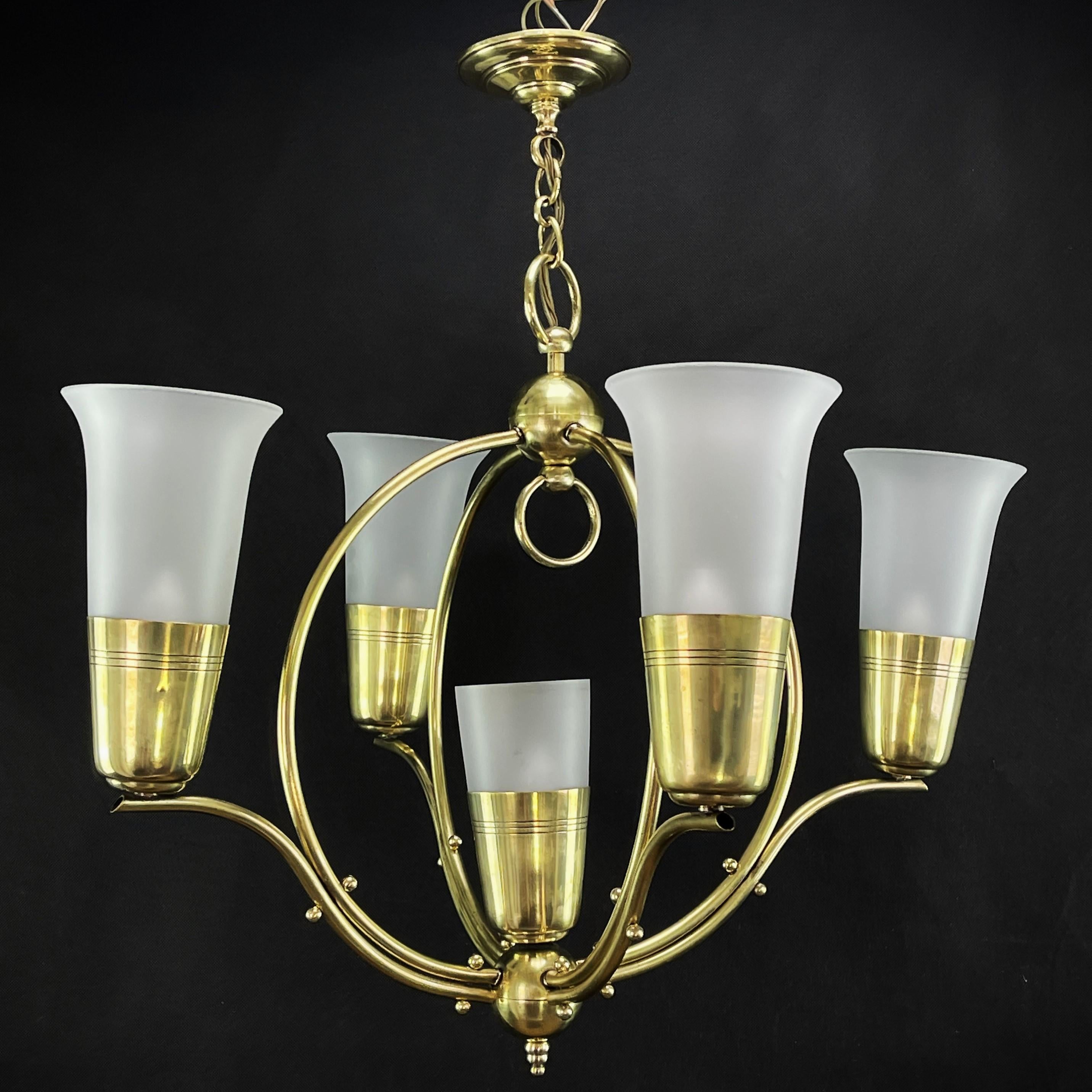 geometric ART DECO hanging lamp

Art Deco brass ceiling lamp: a timeless combination of elegance and style.
These stunning Art Deco hanging lamps made of high-quality brass are a real eye-catcher for any room. With their ornate design in the