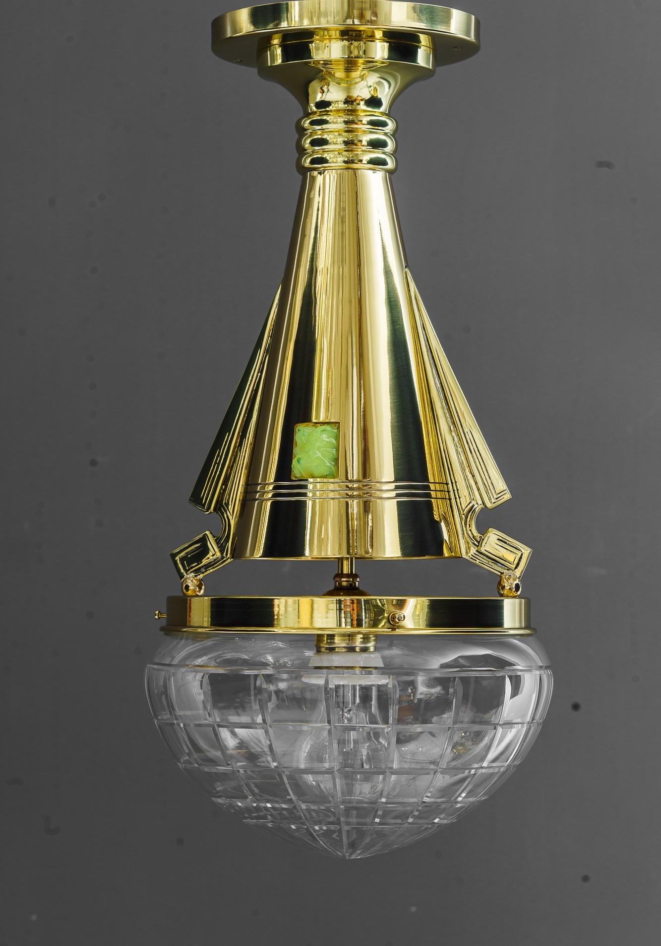 Art Deco Deckenleuchte  mit Opalglas und geschliffenem Glas, Wien um 1920
Messing poliert und emailliert
Original geschliffener Glasschirm
Original Opalglassteine