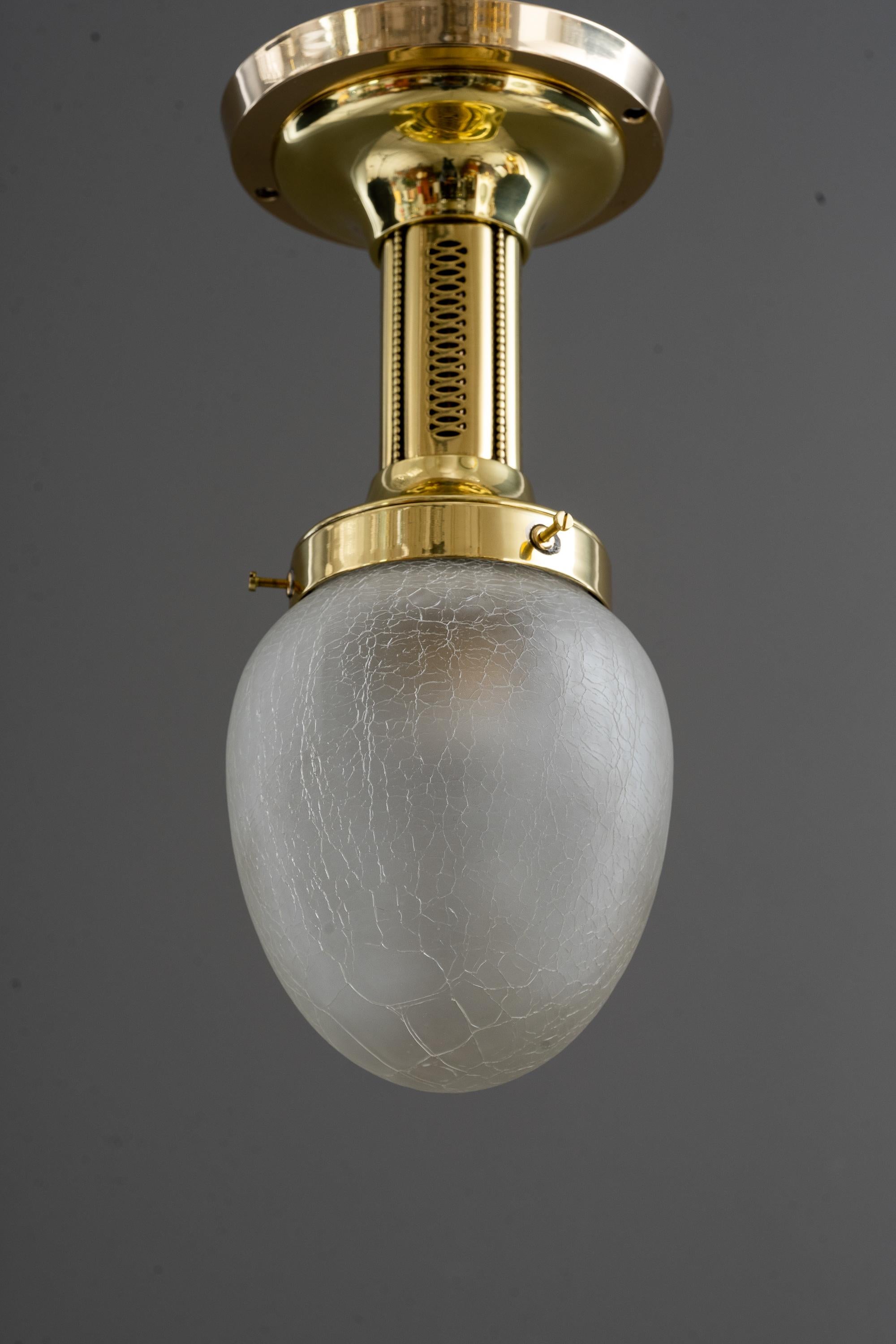 Art Deco Deckenlampe mit originalem Glasschirm um 1920
Poliert und einbrennlackiert
Original Glasschirm.