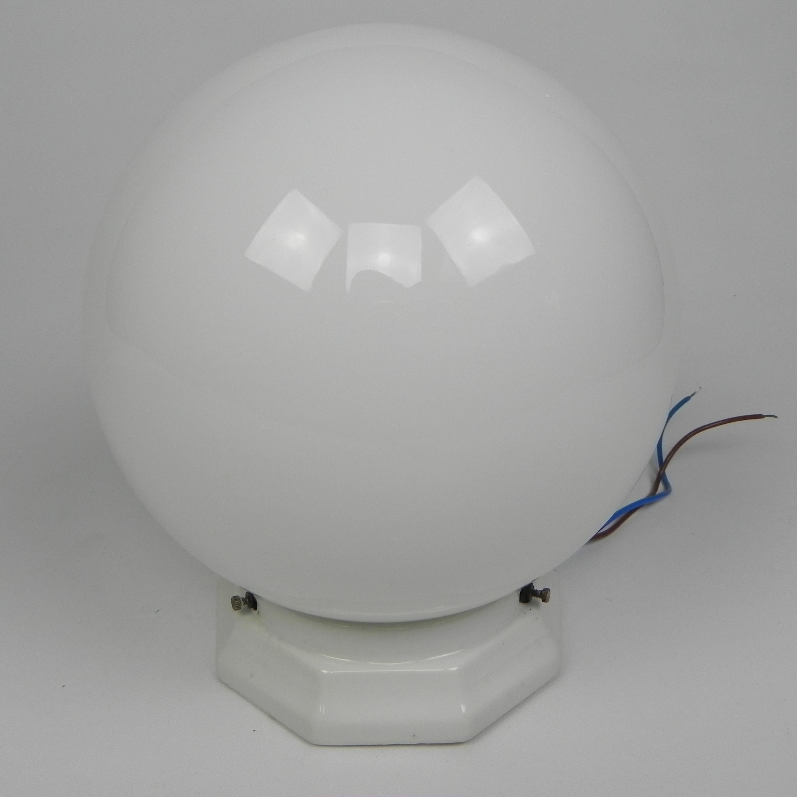 Hauteur totale : 24 cm.
Ø boule en verre : 18 cm.
Hauteur de la boule de verre : 18 cm.
La lampe est dotée d'une grande douille (E27).
et un nouveau fil de discussion.
L'appareil est marqué : 