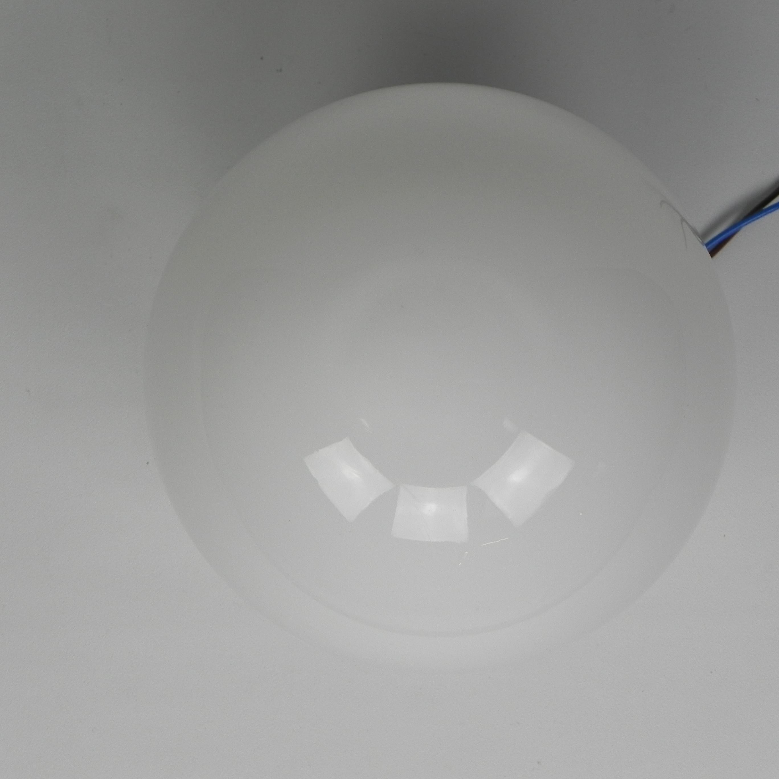 Milieu du XXe siècle Plafonnier Art déco avec boule de verre ronde et fixation en porcelaine en vente