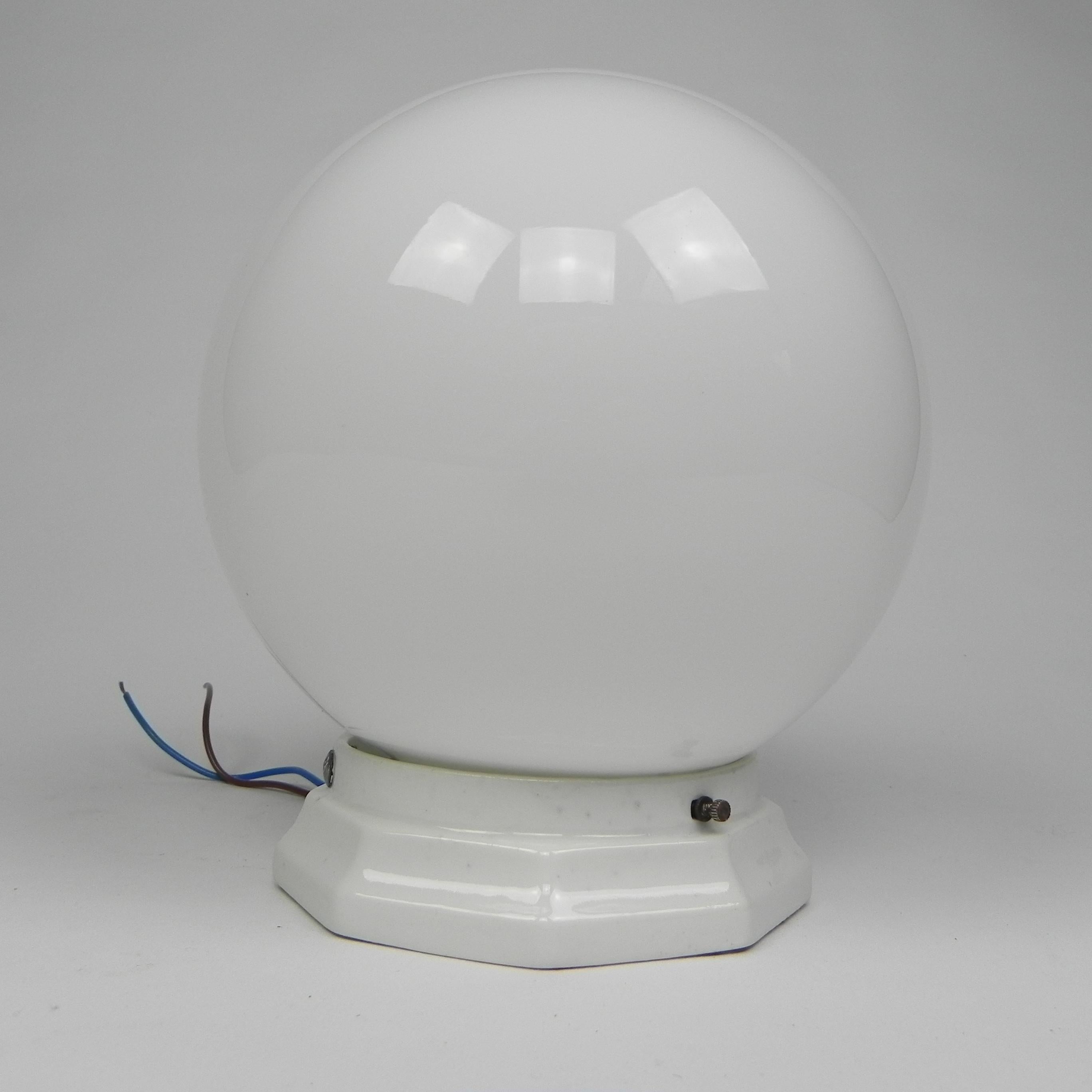 Plafonnier Art déco avec boule de verre ronde et fixation en porcelaine en vente 1