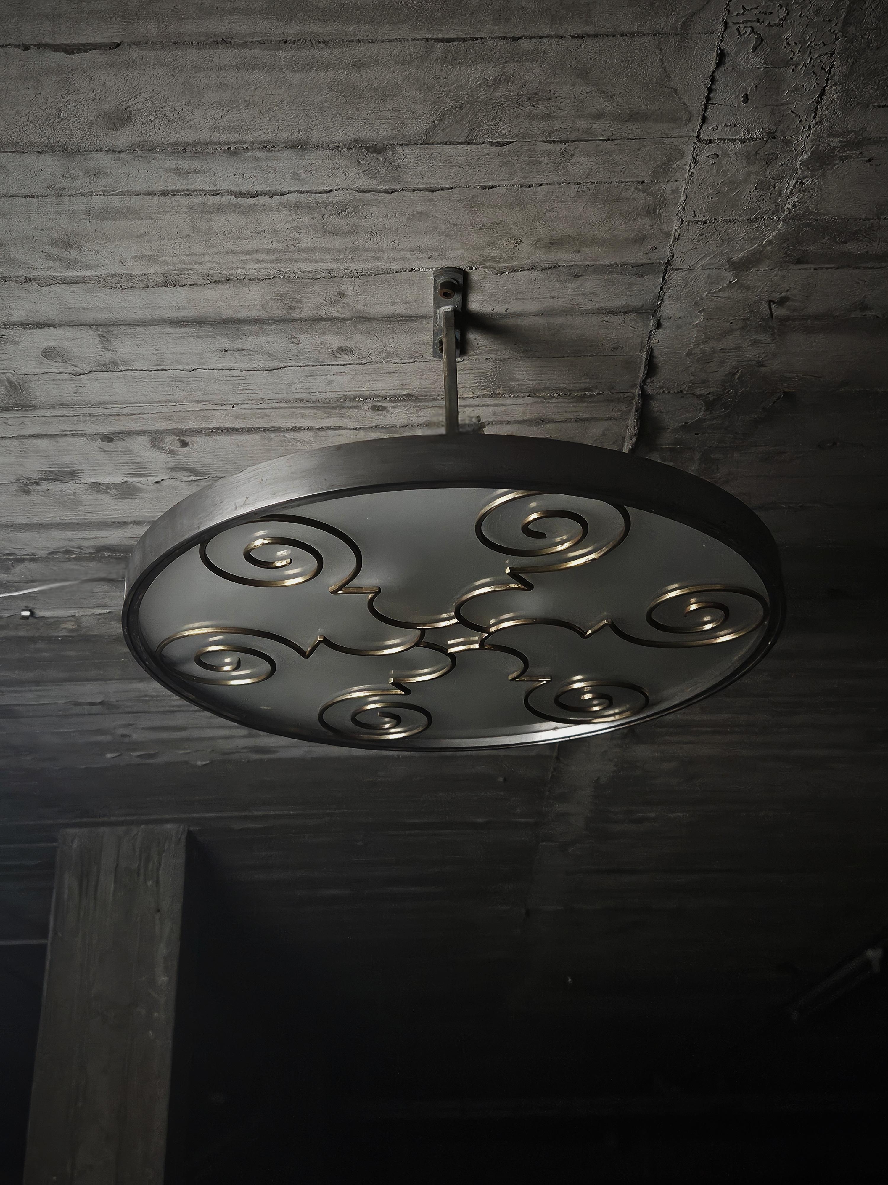 Grande lampada da soffitto progettata da Lars Holmström e prodotta da Arvika Konsthantverk in Svezia durante gli anni '30.

Realizzato in acciaio, ottone e vetro. Un pezzo molto simile allo stile di Swedish Grace.

Piccole schegge mancanti dal lato