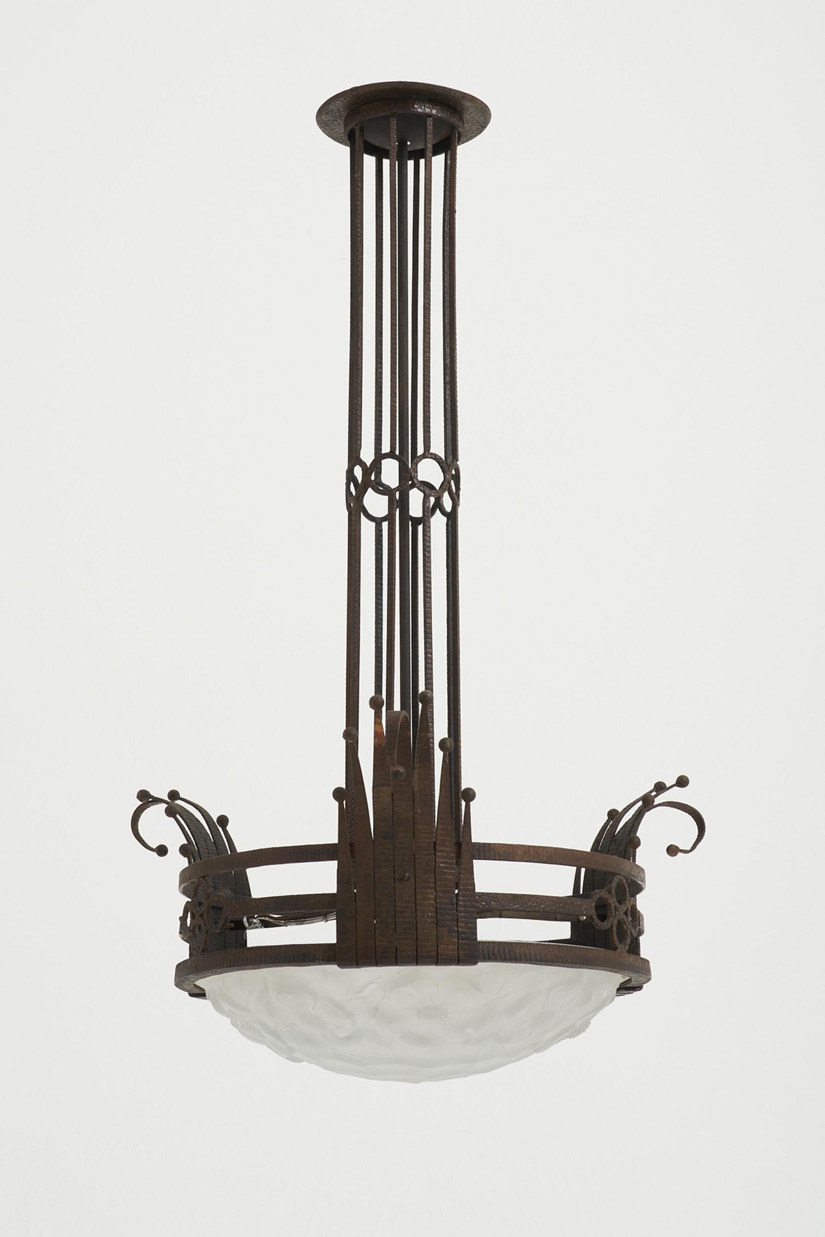 An Art Deco forged iron and glass ceiling light, by Maison Degué.
Signed 'Ros' in the glass, range which was produced by the Degué workshop in the Compiègne region.
France, Circa 1920.