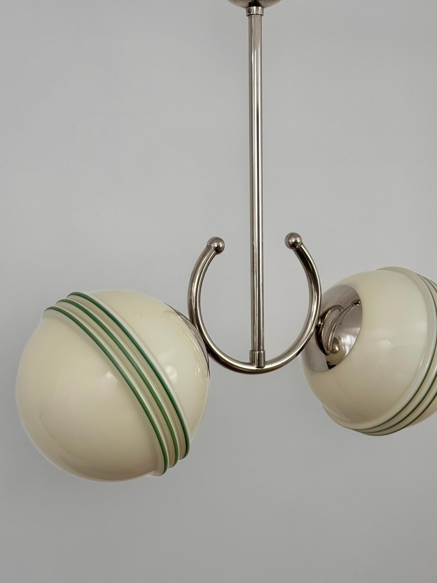 Un plafonnier en très bon état vintage. Les abat-jours sont en verre opalin avec des rayures vertes surélevées et la suspension est plaquée nickel. Les abat-jours sont amovibles pour permettre le remplacement des ampoules.