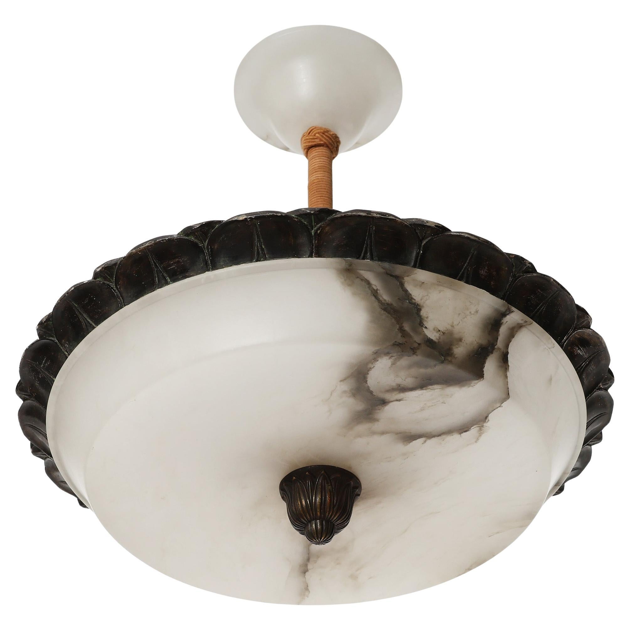 Europeo Lampadario da soffitto Art Carved, bronzo alabastro intagliato e annerito, anni '30 in vendita