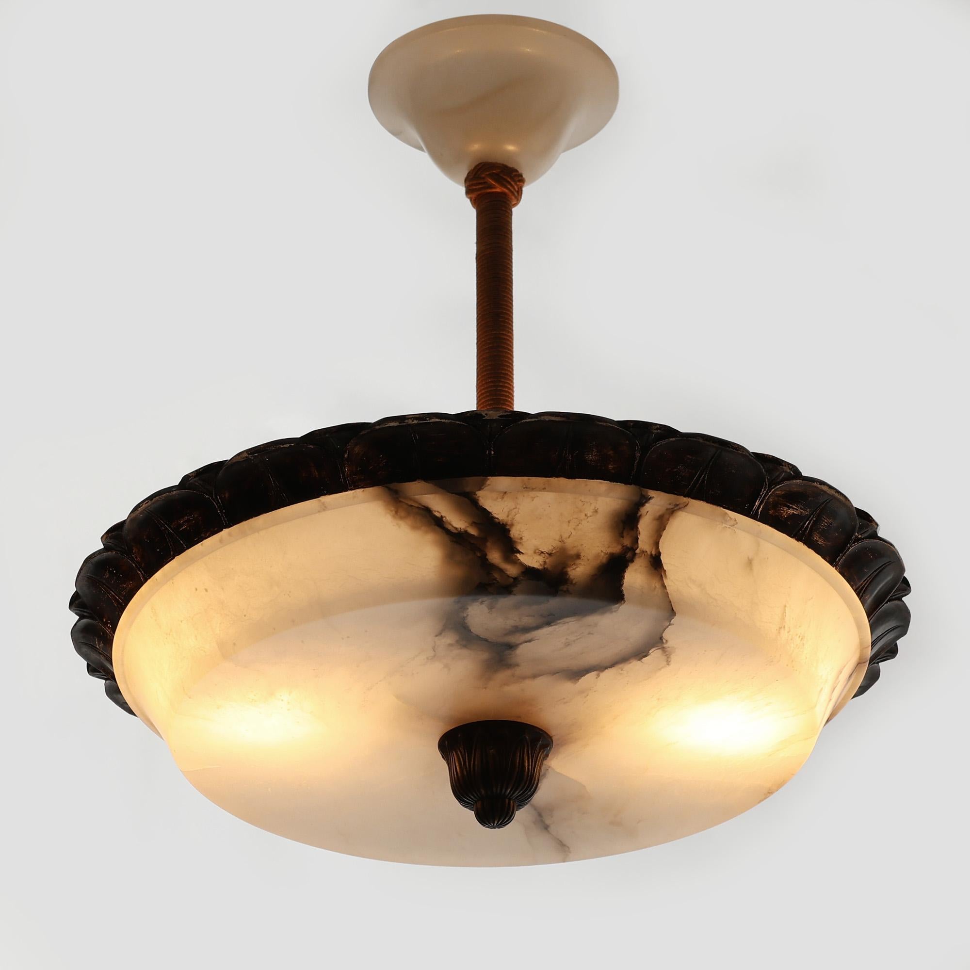 Metà XX secolo Lampadario da soffitto Art Carved, bronzo alabastro intagliato e annerito, anni '30 in vendita