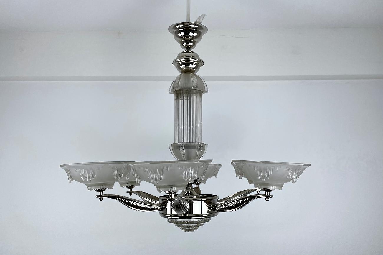 Magnifique plafonnier prétendument par pertitot de France vers 1925. La lampe a été nouvellement chromée (le verre et les douilles sont encore d'origine). Le verre présente un très bel épaississement et des dégradés semblables à des stalactites. Un