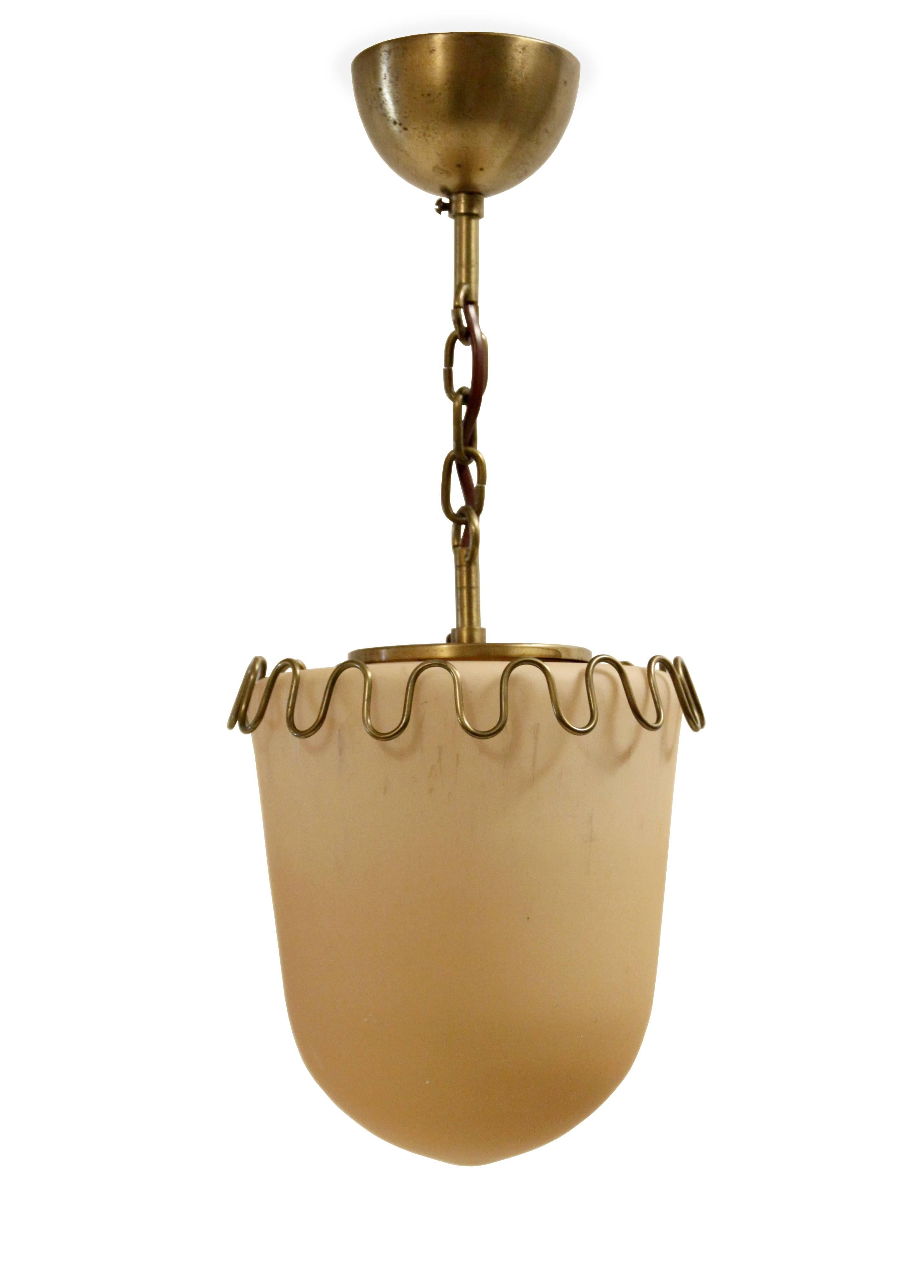 Wunderschöne und dekorative Deckenleuchte aus Messing mit Schirm aus mundgeblasenem Havanna-Glas. Entworfen und hergestellt in Schweden von Bolmarks in der zweiten Hälfte der 1930er Jahre. Die Lampe ist voll funktionsfähig und in sehr gutem