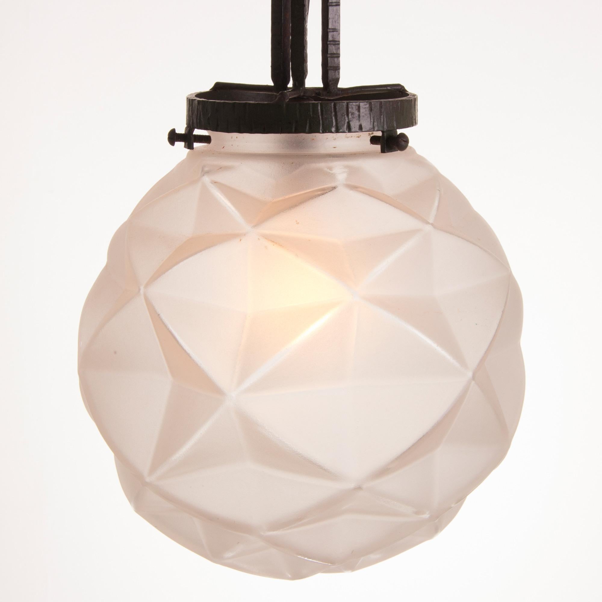 Art Deco ceiling pendant.
A good geometric style glass ball light suspended on wrought iron rods with ceiling rose.
Measures: H 83 cm, W 23 cm, D 23 cm.
French, circa 1928.