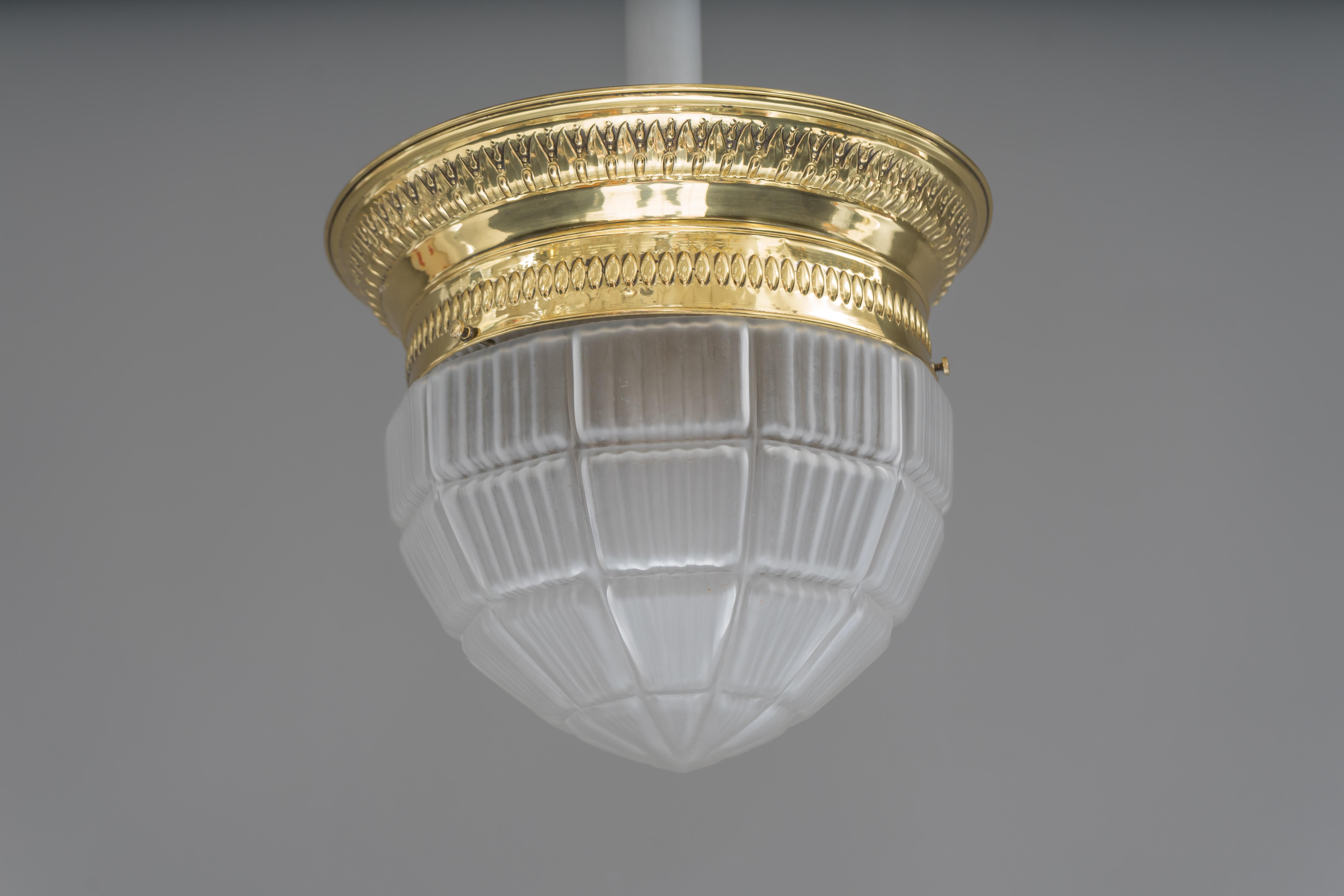 Lampe de plafond Art Déco Vienne circa 1920s avec verre original
Polis et émaillés au four
Verre original.