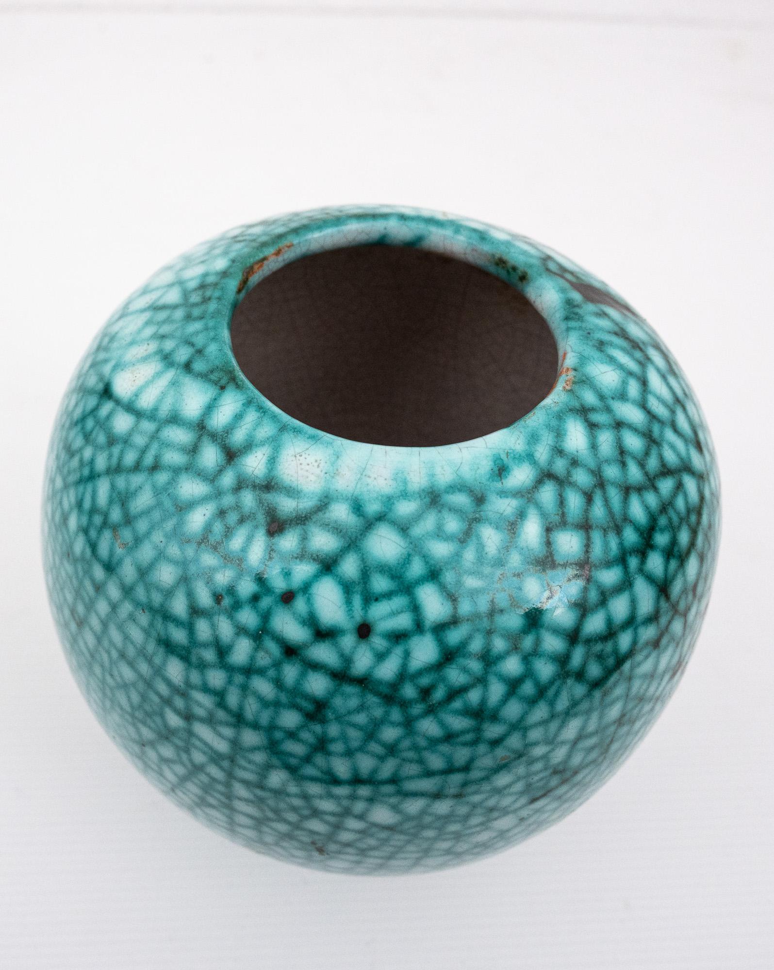 Art Déco Vaso a forma di boule in stile Art déco celadon con smalto verde crepla di Primavera in vendita