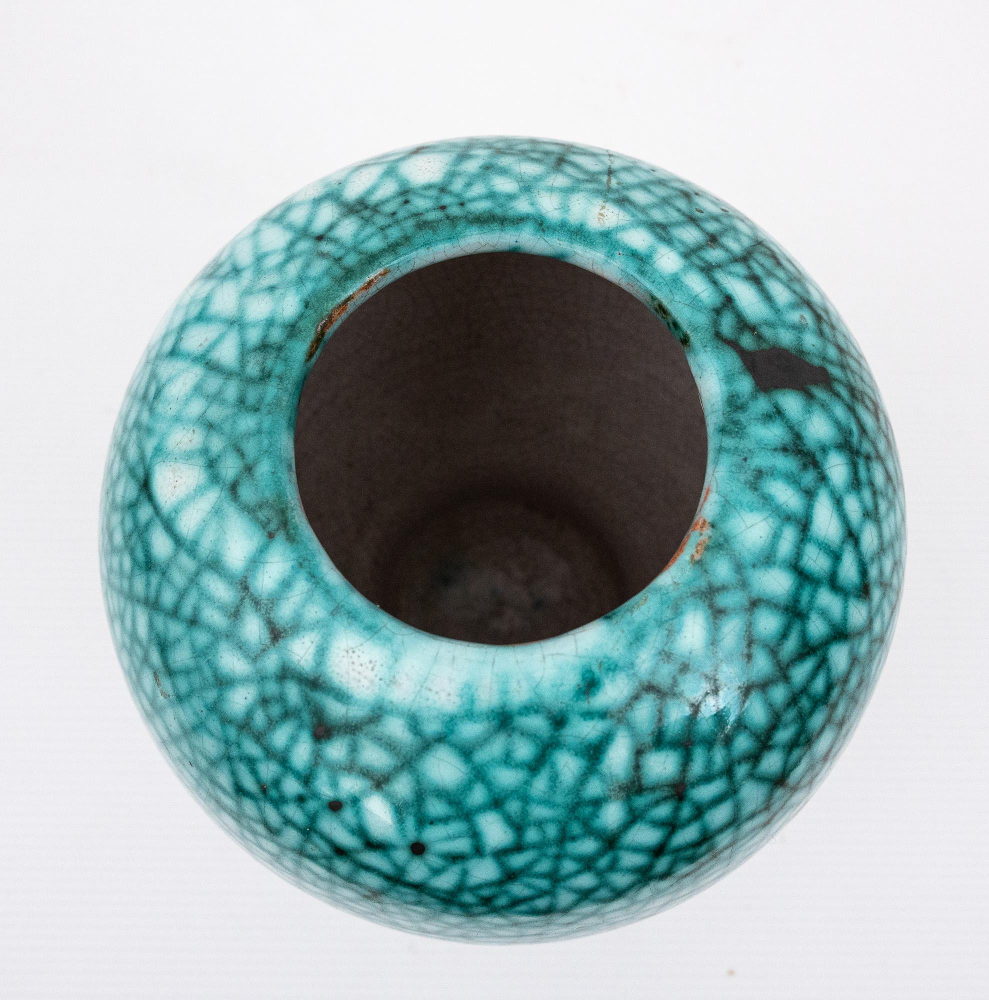 Vaso a forma di boule in stile Art déco celadon con smalto verde crepla di Primavera In condizioni buone in vendita a Henley-on Thames, Oxfordshire