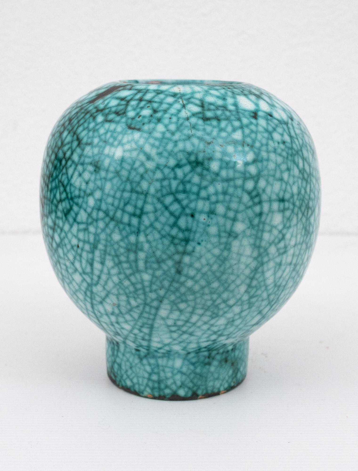 XX secolo Vaso a forma di boule in stile Art déco celadon con smalto verde crepla di Primavera in vendita