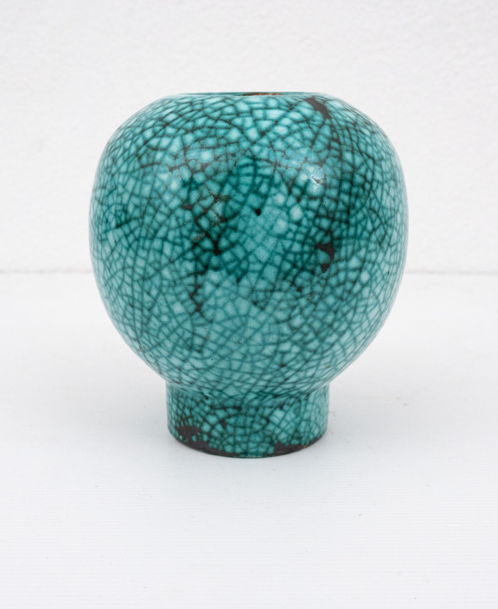 Vaso a forma di boule in stile Art déco celadon con smalto verde crepla di Primavera in vendita 1