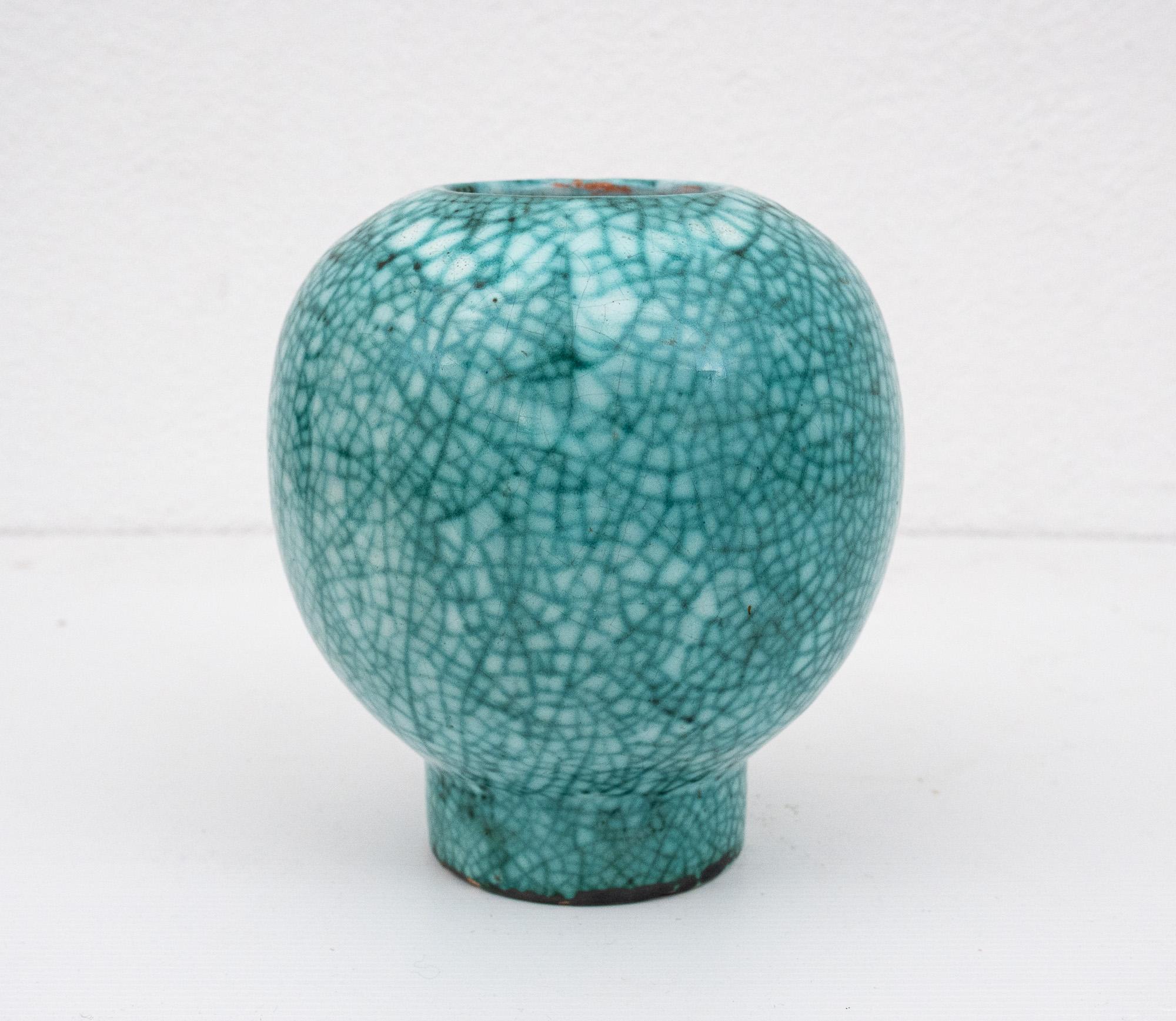 Vaso a forma di boule in stile Art déco celadon con smalto verde crepla di Primavera in vendita 2