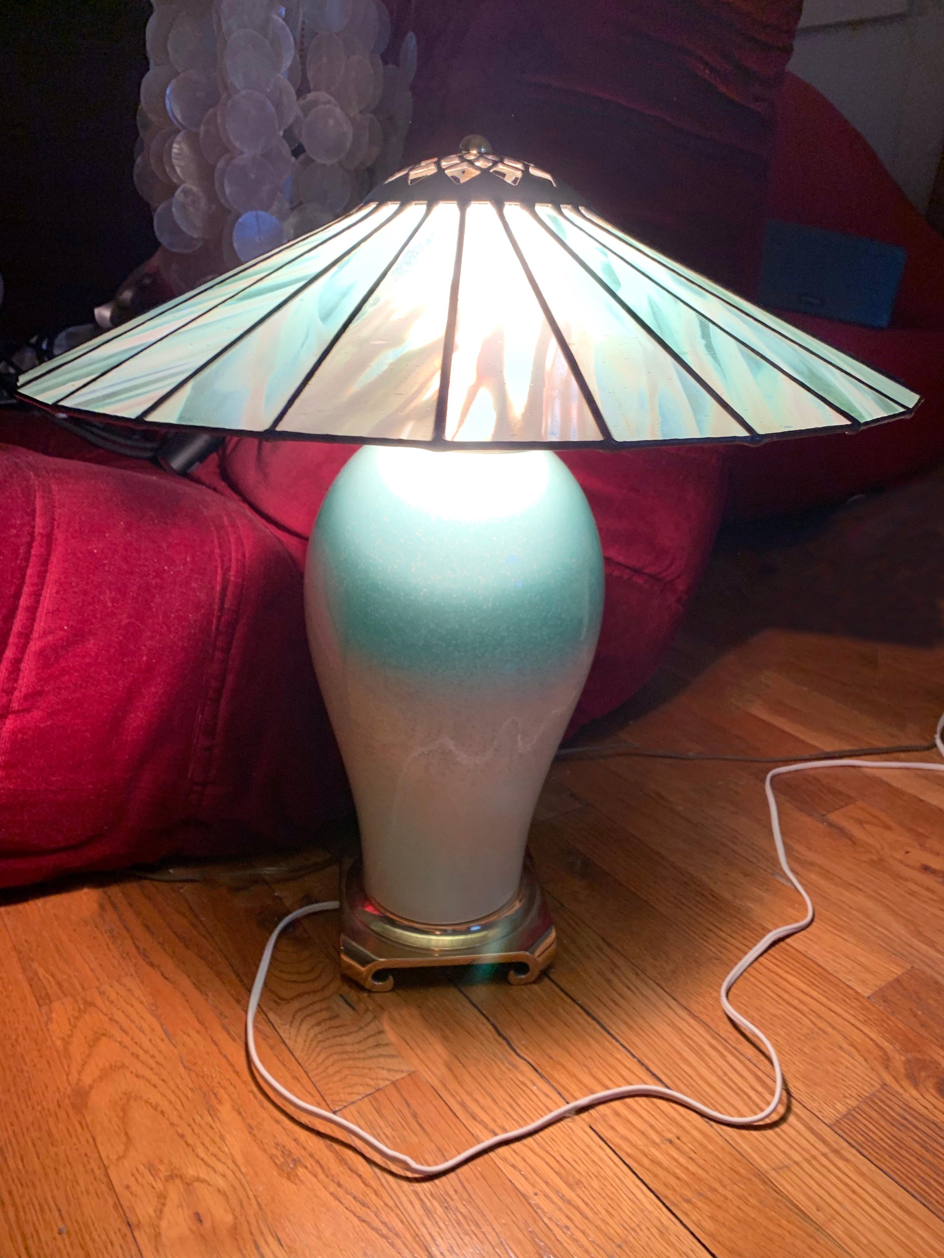 Art Deco Celadon Porzellan Meerjungfrau Urne Lampe:: Bleiglas Schlacke Schatten:: Meer-Schaum im Zustand „Gut“ in Brooklyn, NY
