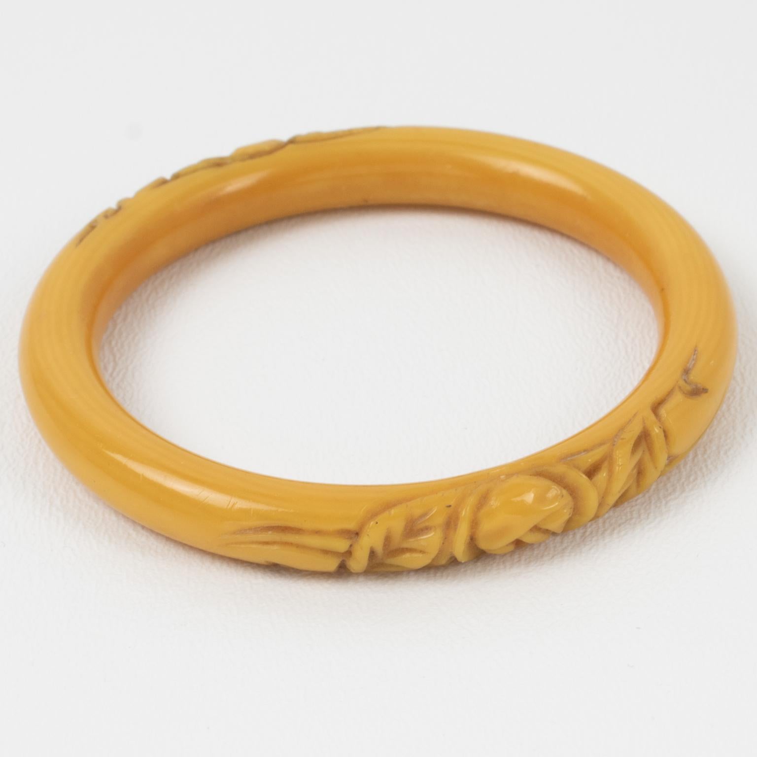 Questo delizioso bracciale bangle in celluloide Art Deco degli anni '20 presenta un disegno floreale con due fiori profondamente intagliati e leggermente macchiati. Il colore bianco-crema è contrastato da una macchia marrone chiaro nel design.
Il