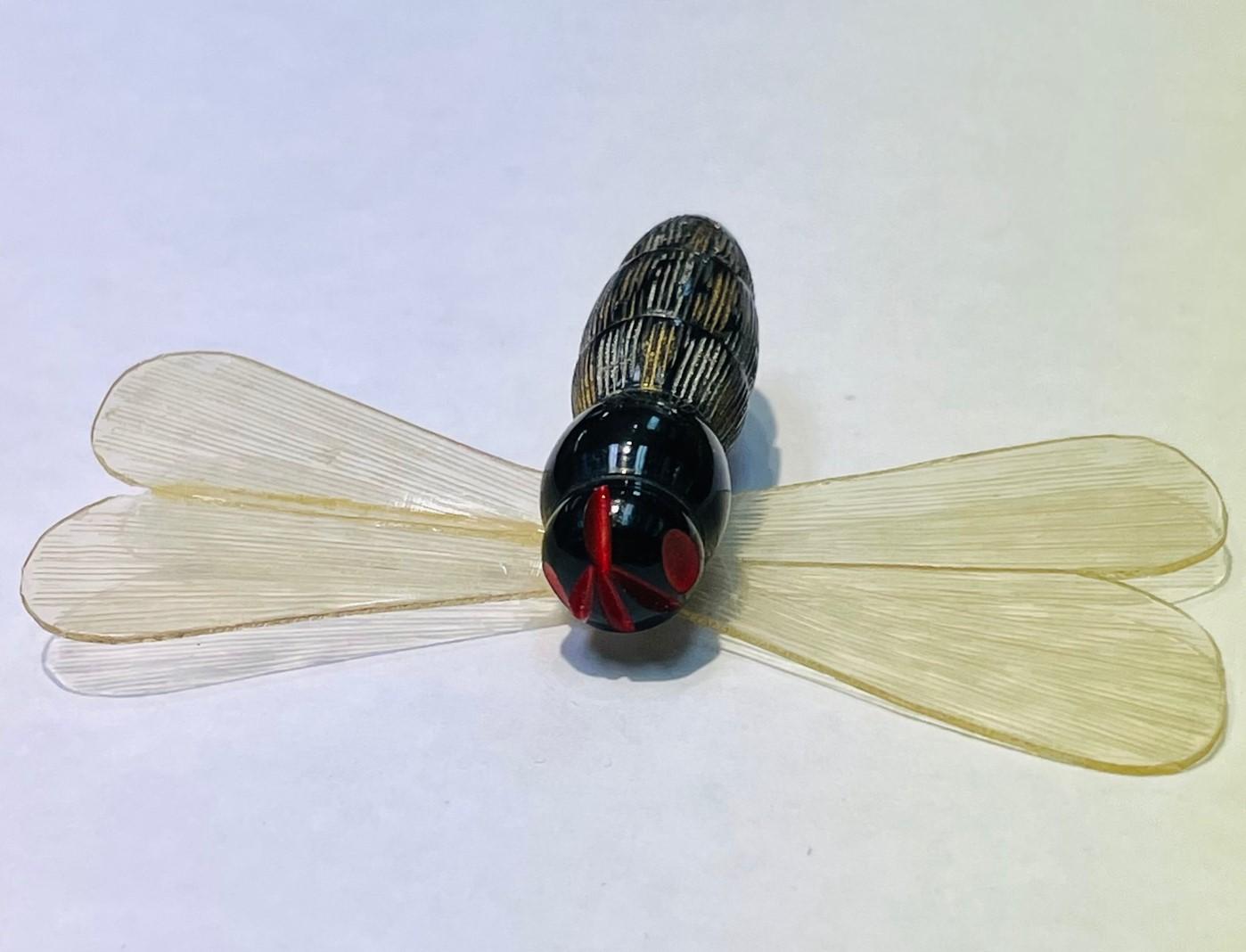 Fabuleuse broche libellule en celluloïd, légère comme une plume. Circa 1930s. Corps figuratif en celluloïd moulé à ailes transparentes avec système de fermeture à épingle et bouledogue. Mesure environ 3 