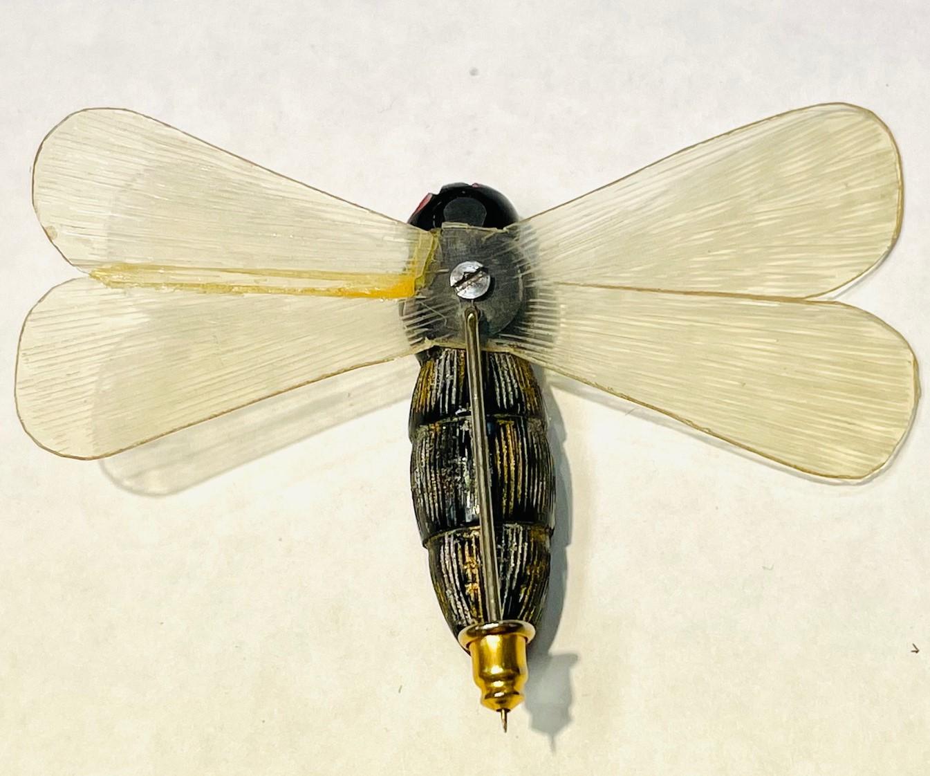 Broche en celluloïd Art déco avec libellule incrustée en forme de libellule en vente 1
