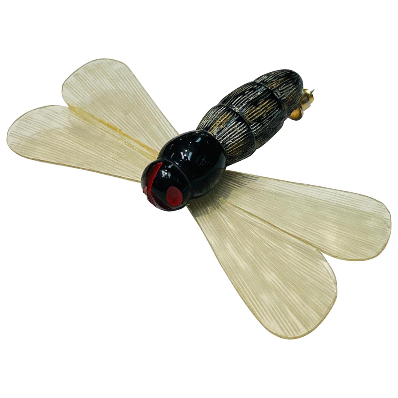 Broche en celluloïd Art déco avec libellule incrustée en forme de libellule en vente