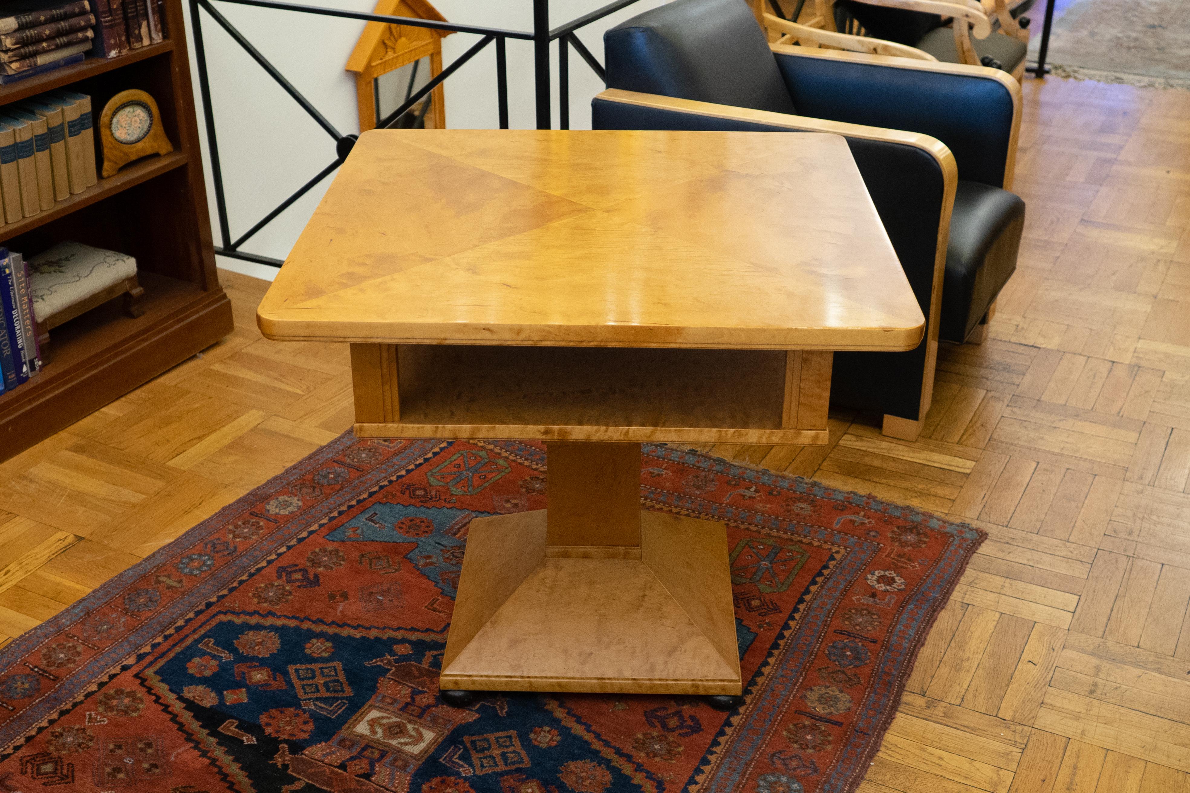 Art Deco Center Table in Birch In Good Condition For Sale In New York, NY