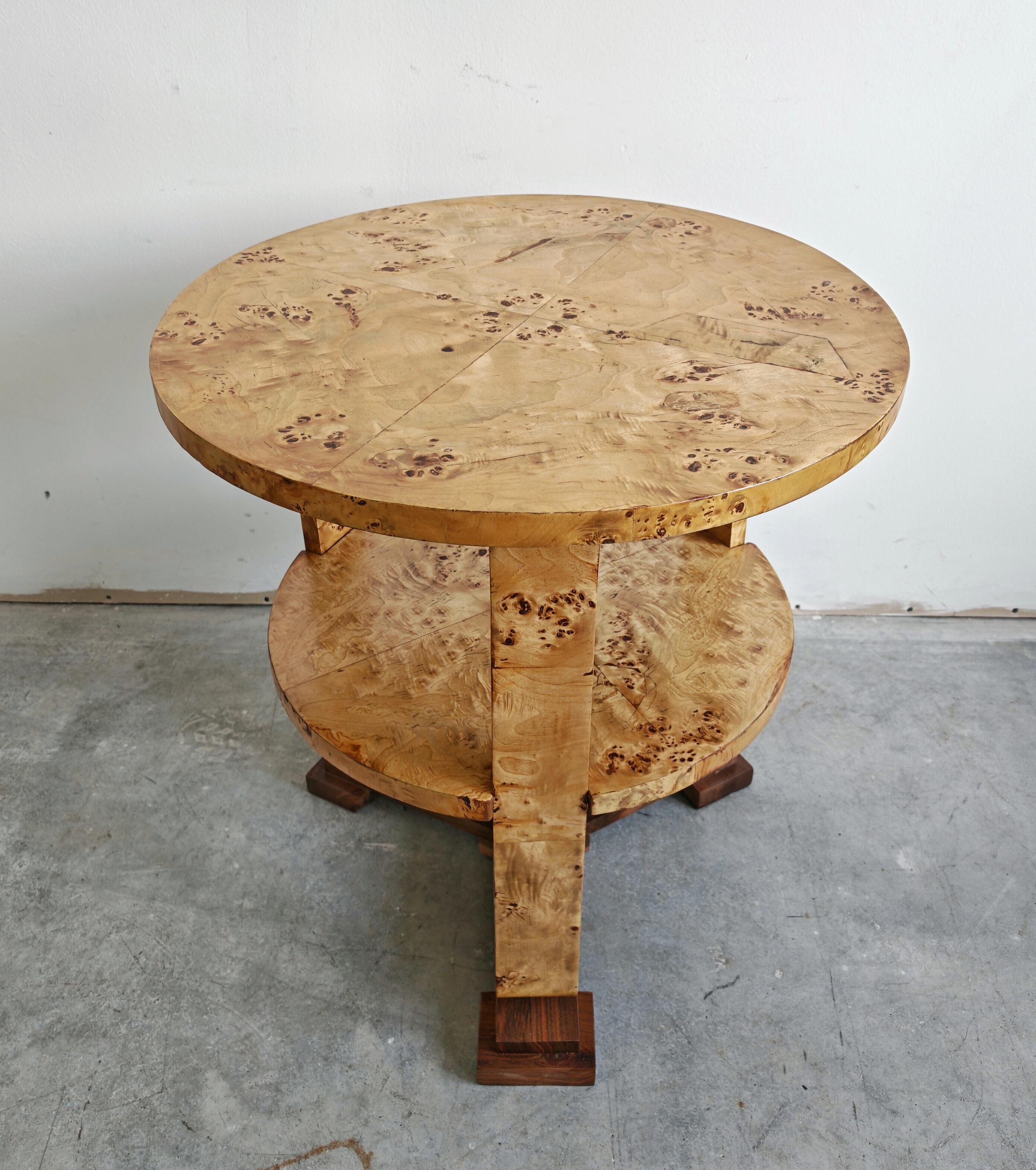 Vous trouverez dans cette annonce une magnifique table centrale Art Déco à 2 niveaux, parfaite pour l'entrée ou comme table d'appoint dans un salon ou une salle à manger. La table est réalisée en bois de ronce avec un riche grain de bois.  Les