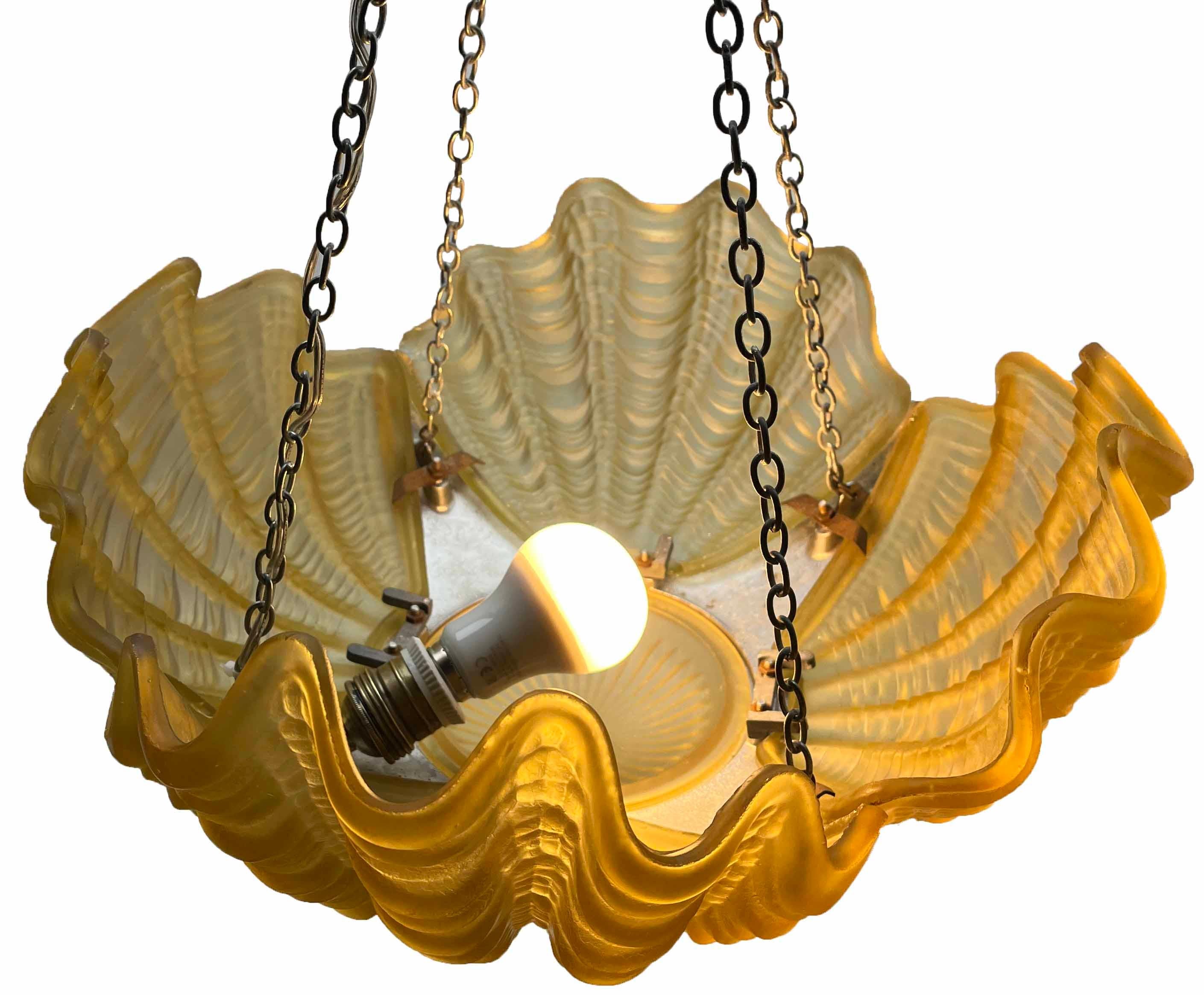 Moulé Lampe à suspension centrale Art Déco Whit avec quatre coquilles de palourde et cadre en chrome en vente