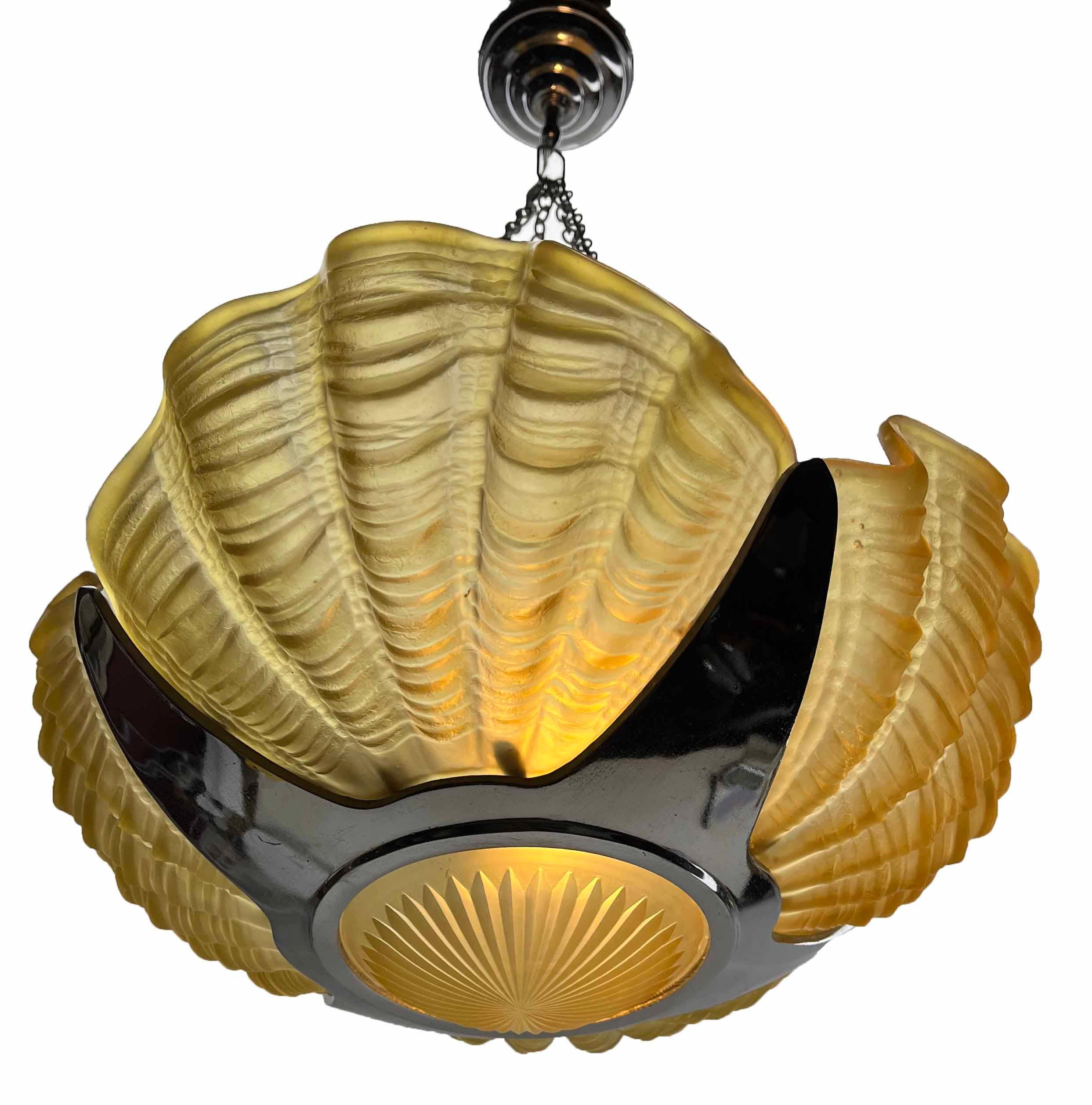 Milieu du XXe siècle Lampe à suspension centrale Art Déco Whit avec quatre coquilles de palourde et cadre en chrome en vente