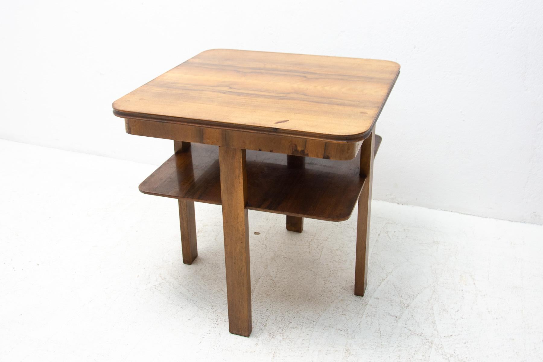 Table centrale Art Déco, fabriquée en Bohème dans les années 1930. Très beau design des pieds de table. Il est plaqué par le placage de ronce de noyer. En très bon état Vintage, porte des signes d'âge et d'utilisation.

Mesures : hauteur : 71