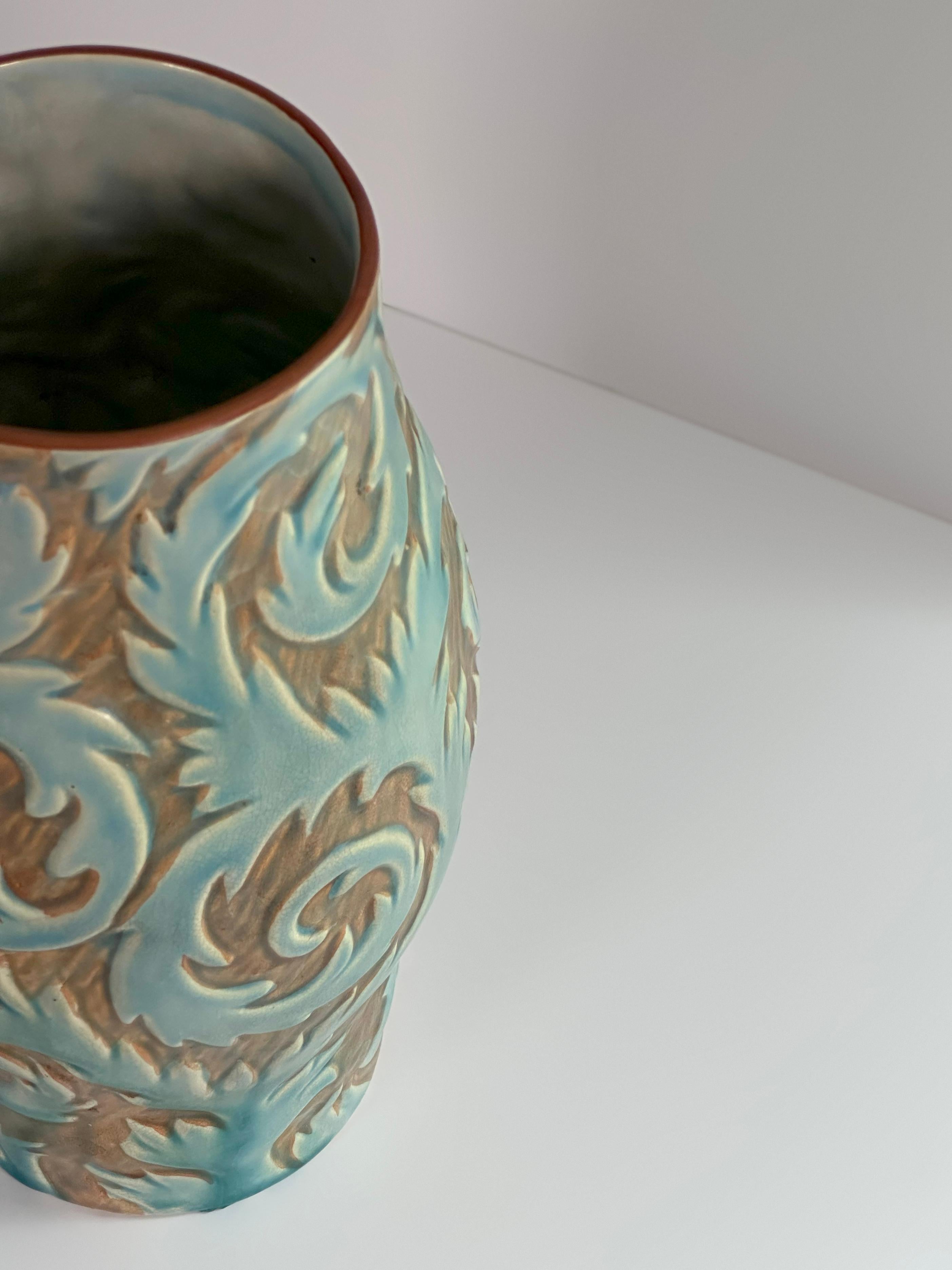 Un originale vaso in ceramica Art Deco di Thomas Forester & Sons, realizzato nello Staffordshire, in Inghilterra, all'inizio degli anni '30. Questo pezzo distintivo appartiene alla collezione 