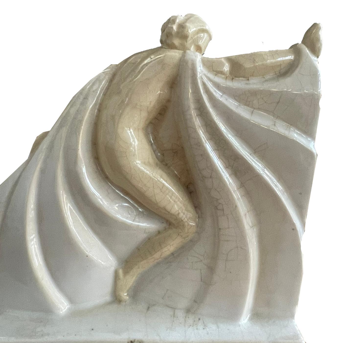 Buchstützen Art Déco
Dieses Paar Buchstützen aus Steingut, auch bekannt als Keramik. Un esempio straordinario per la capacità artistica, che si manifesta nella realizzazione di oggetti decorativi solitari. Die beiden Tänzerinnen, die sich einander