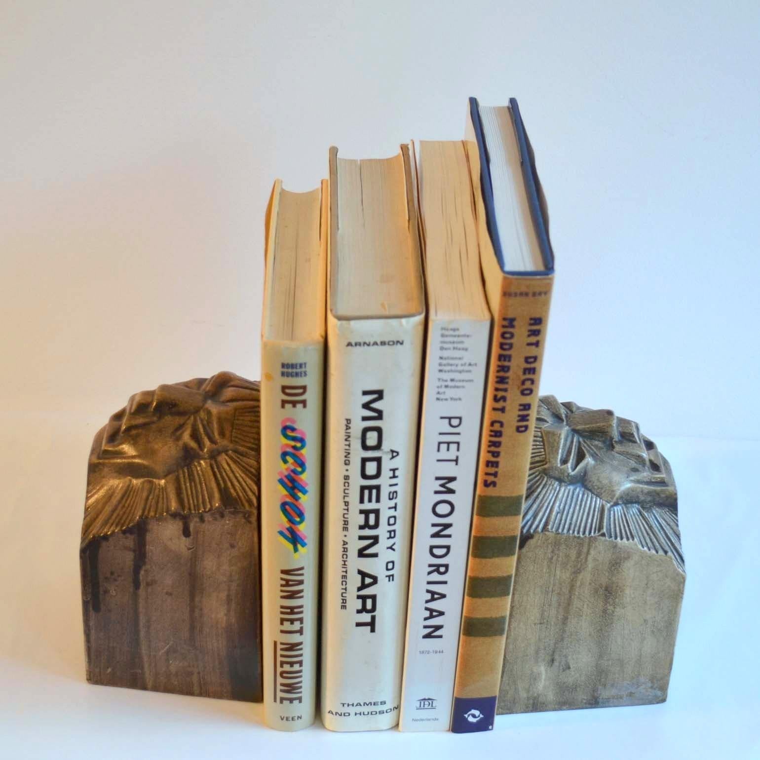 Art-Déco-Buchstützen aus Keramik mit Löwenköpfen in Form von Löwenköpfen im Angebot 5