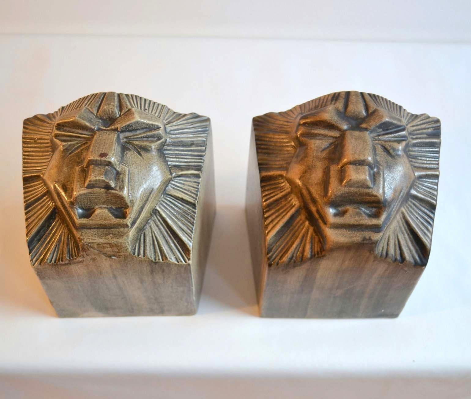 Art-Déco-Buchstützen aus Keramik mit Löwenköpfen in Form von Löwenköpfen (Art déco) im Angebot