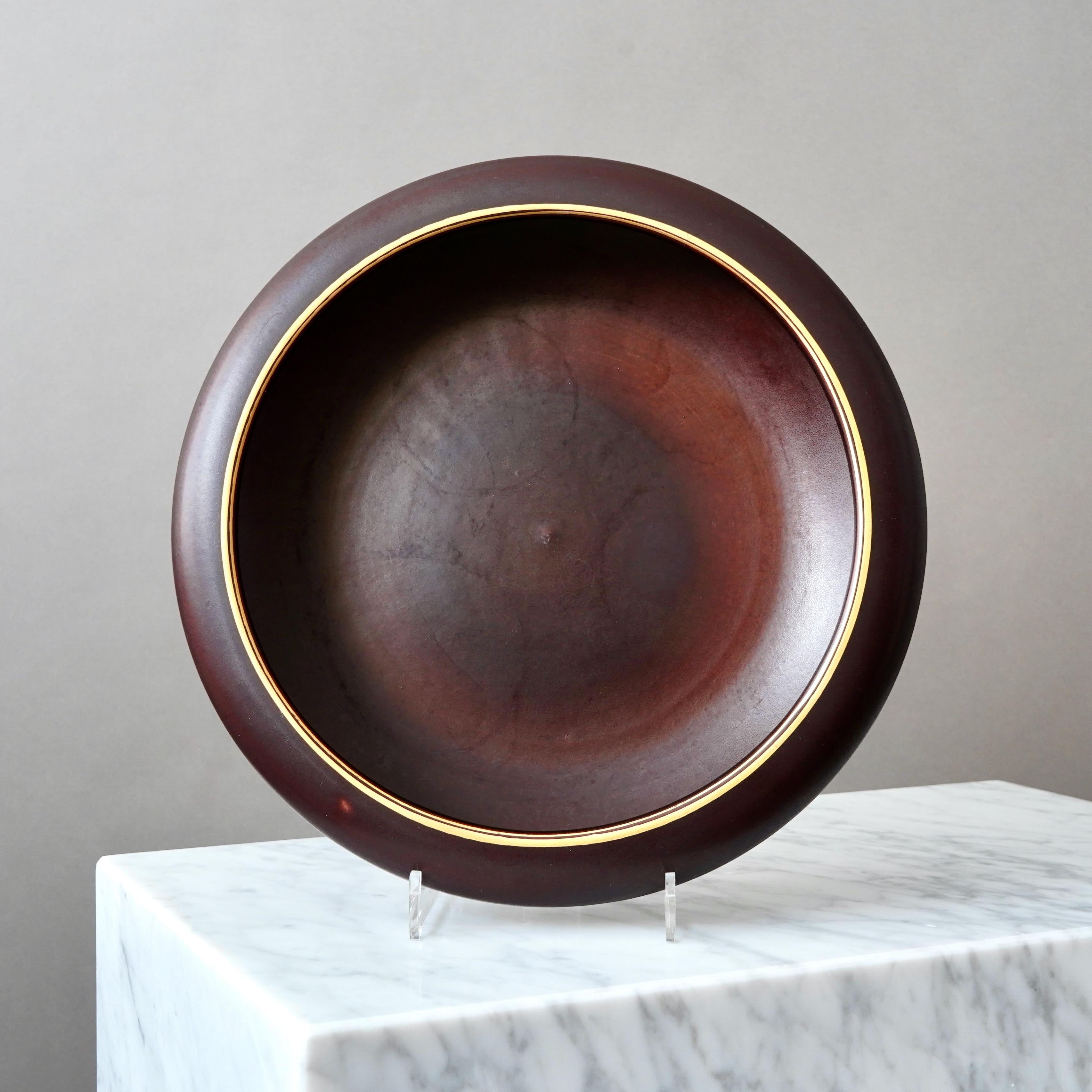 Una bellissima ciotola in ceramica art déco. Smalto sorprendente con dettagli in oro dipinti a mano.
Disegnato da Gunnar Nylund per Rörstrand, Svezia, anni '30.

Buone condizioni. Alcuni segni di usura e graffi nello smalto.
Timbro con marchio del