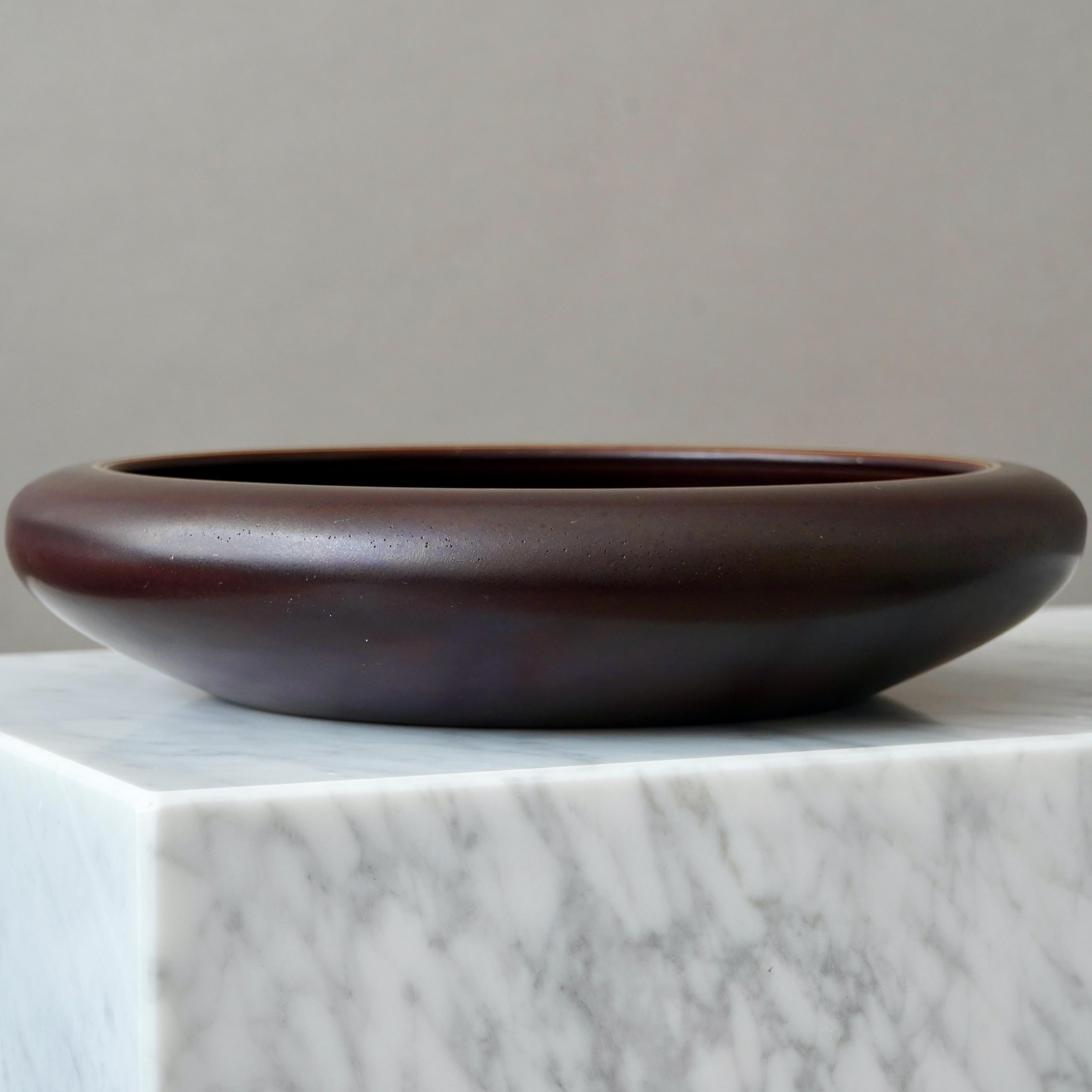 Dipinto a mano Ciotola in ceramica Art Deco di Gunnar Nylund. Rorstrand, Svezia, anni '1930. Oro marrone. in vendita