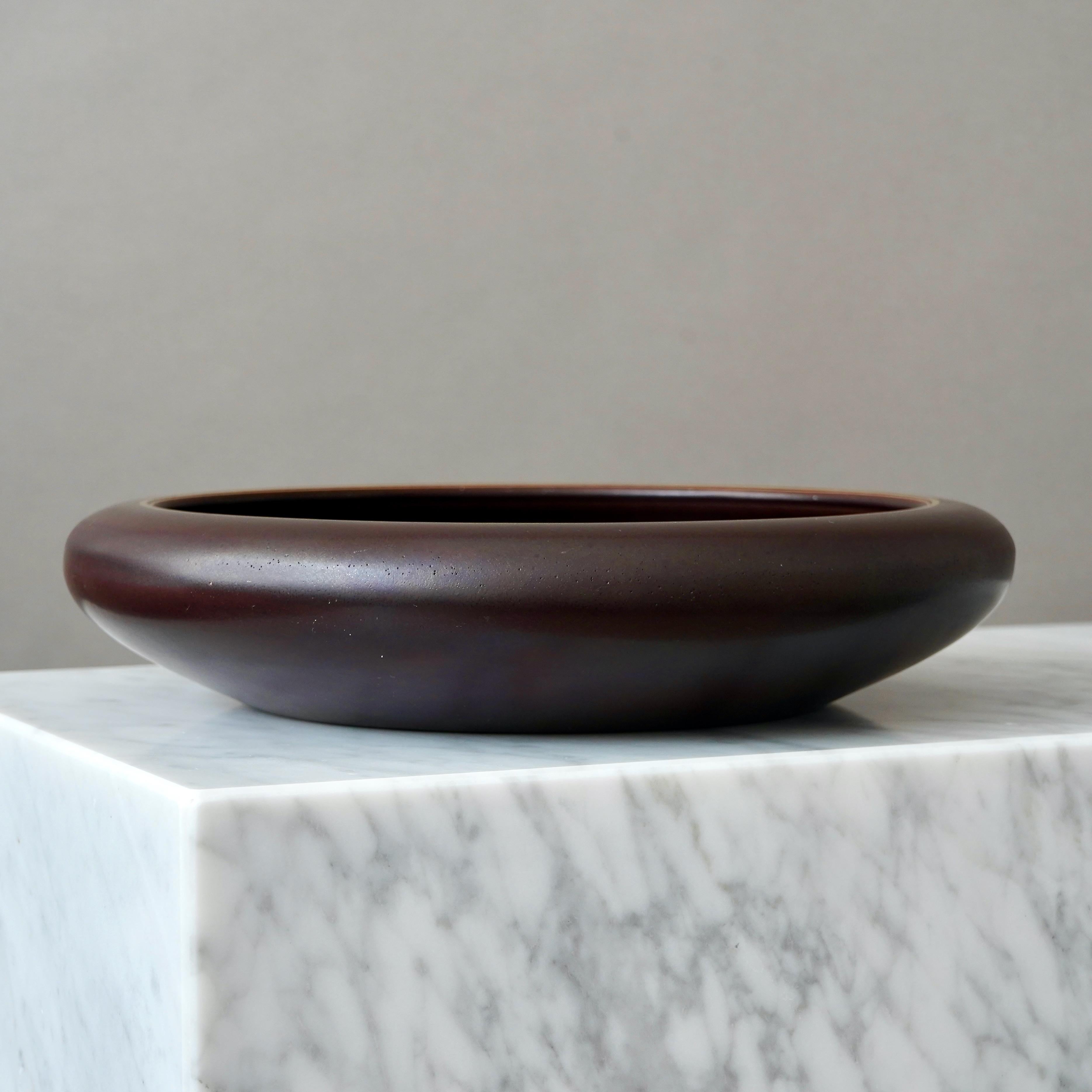 Ciotola in ceramica Art Deco di Gunnar Nylund. Rorstrand, Svezia, anni '1930. Oro marrone. In condizioni buone in vendita a Malmö, SE