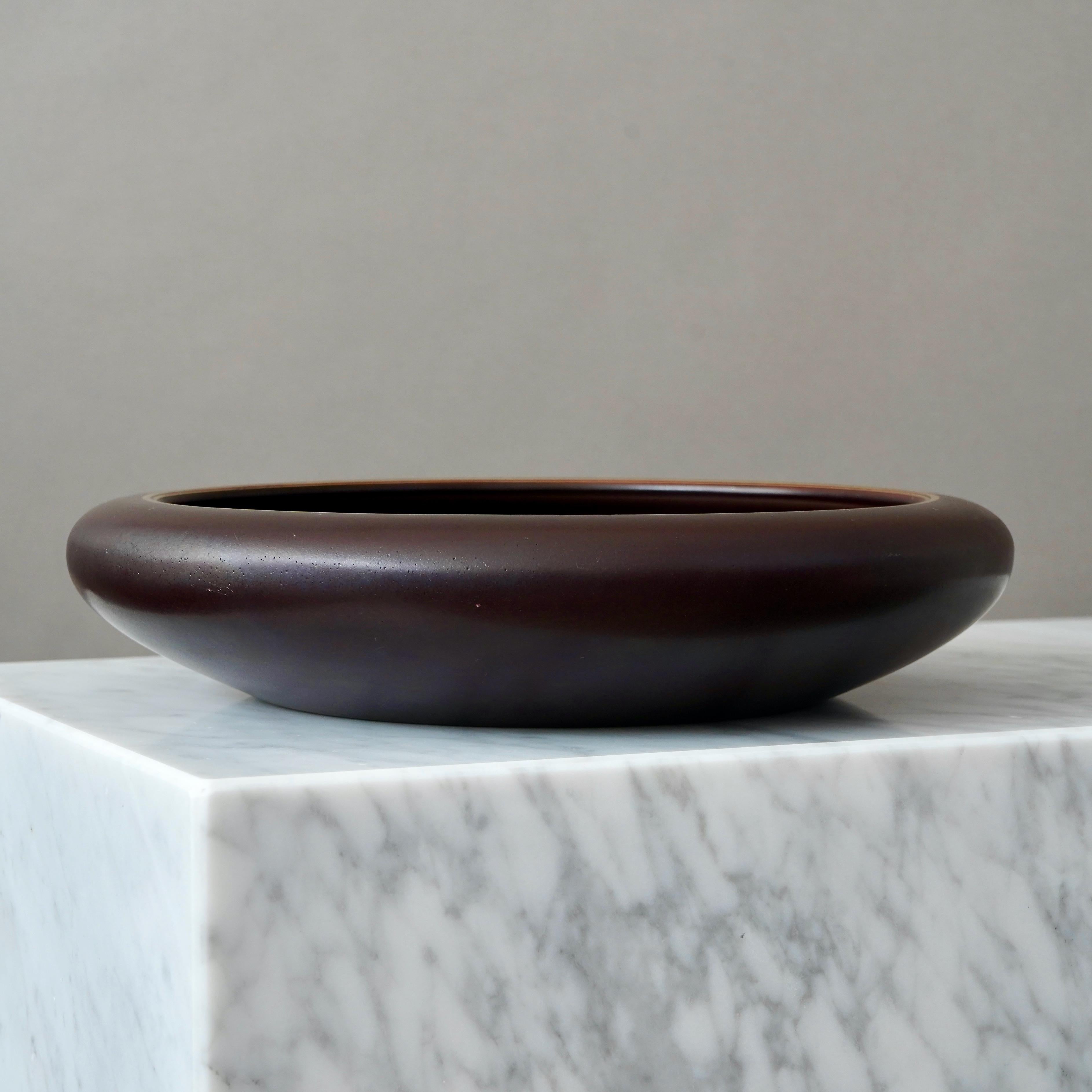 XX secolo Ciotola in ceramica Art Deco di Gunnar Nylund. Rorstrand, Svezia, anni '1930. Oro marrone. in vendita