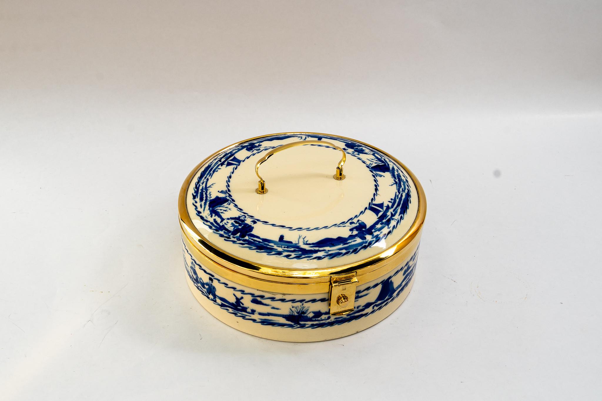 Art Decó Panera de cerámica con piezas de latón viena hacia 1920
Las piezas de latón están pulidas y esmaltadas al horno
La cerámica está en estado original