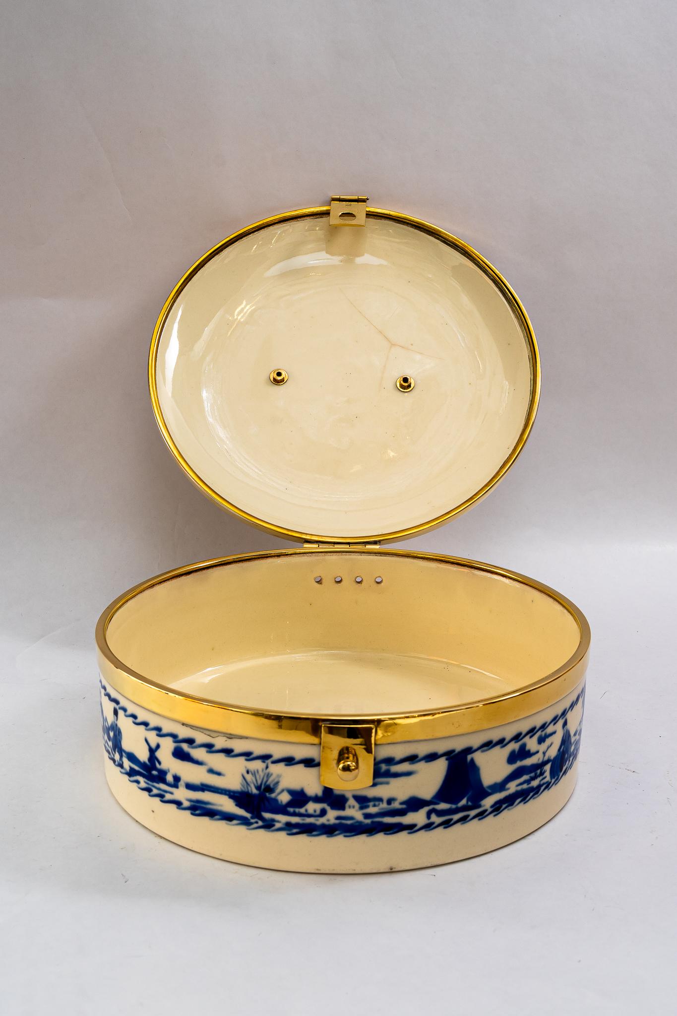 Art Decó Panera de cerámica con piezas de latón viena hacia 1920 principios del siglo XX en venta