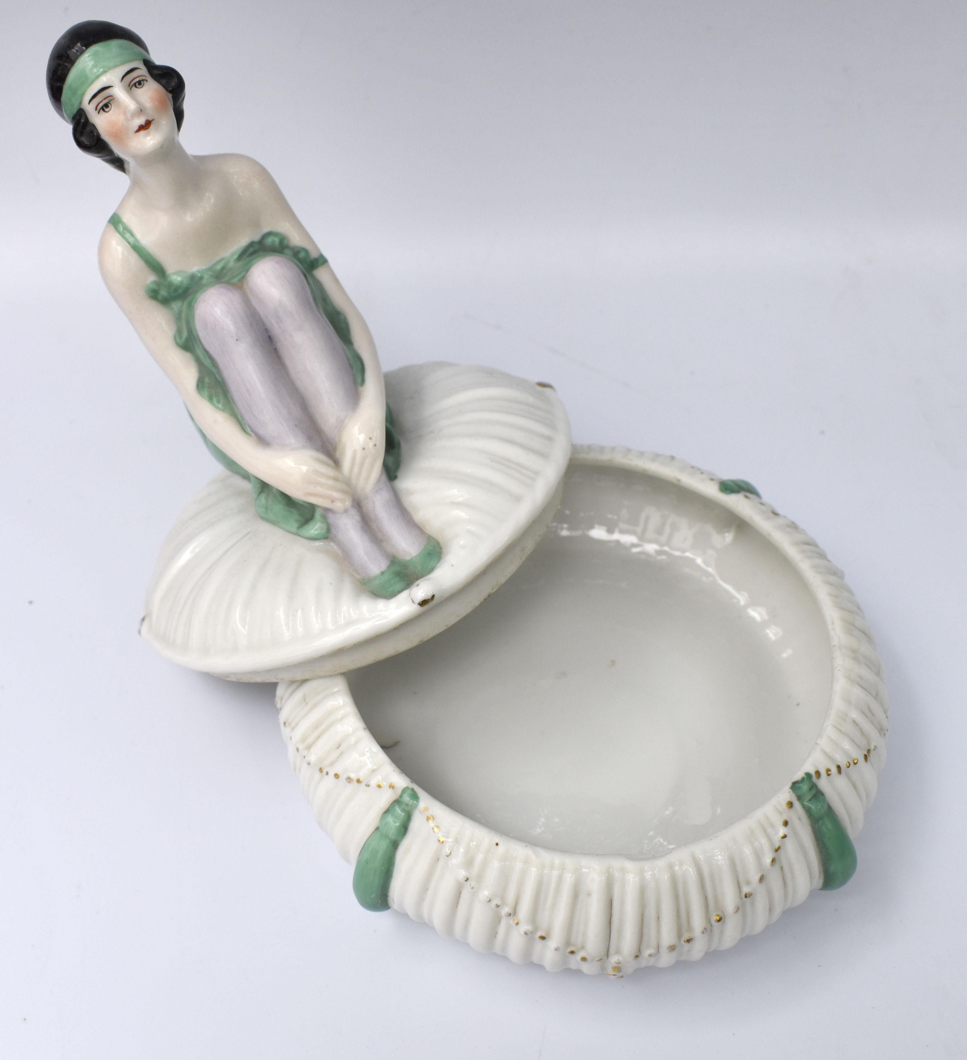 Figurale Pulverschale aus Keramik im Art déco-Stil, um 1930 (20. Jahrhundert) im Angebot