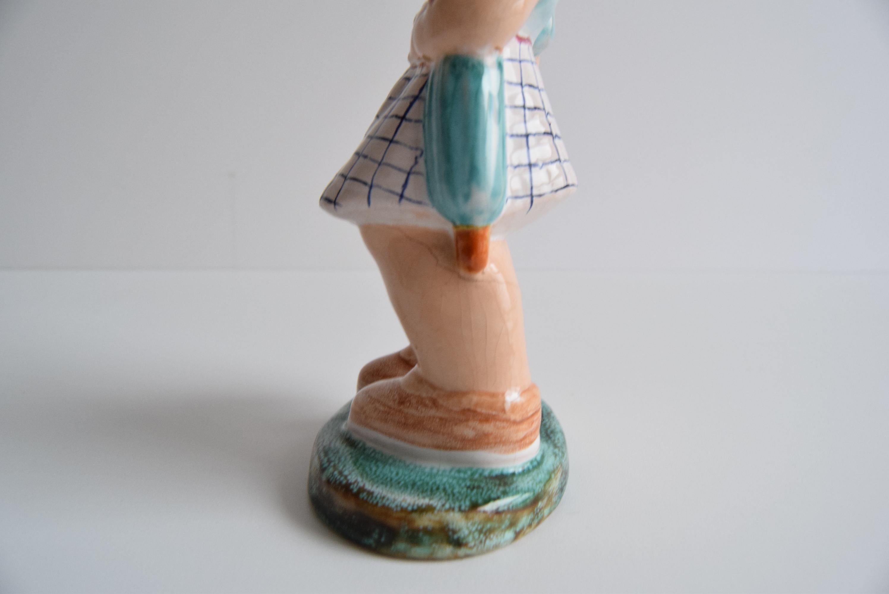 Statuetta in ceramica Art Deco di una ragazza con borsetta, circa 1940 in vendita 3