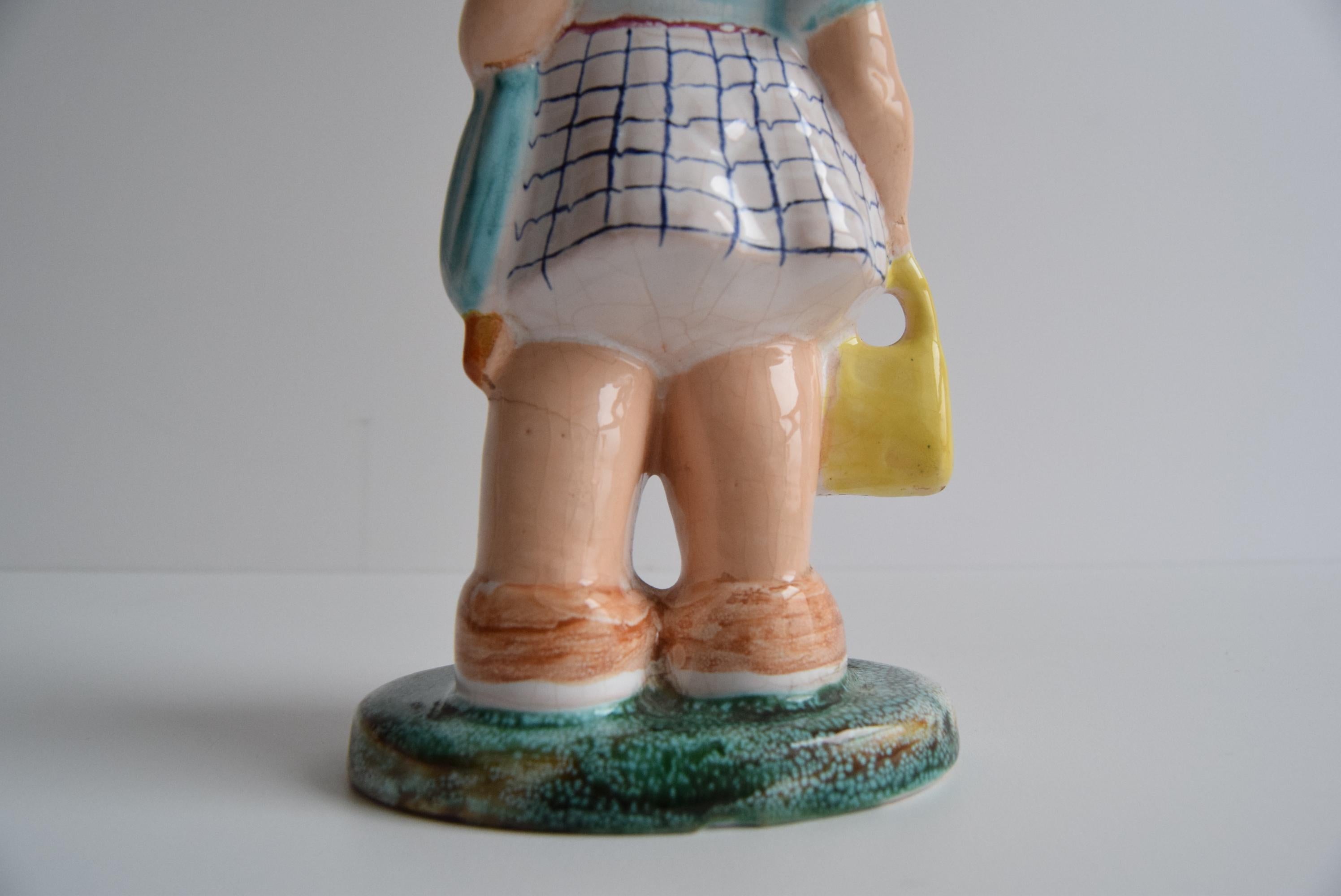 Statuetta in ceramica Art Deco di una ragazza con borsetta, circa 1940 in vendita 4