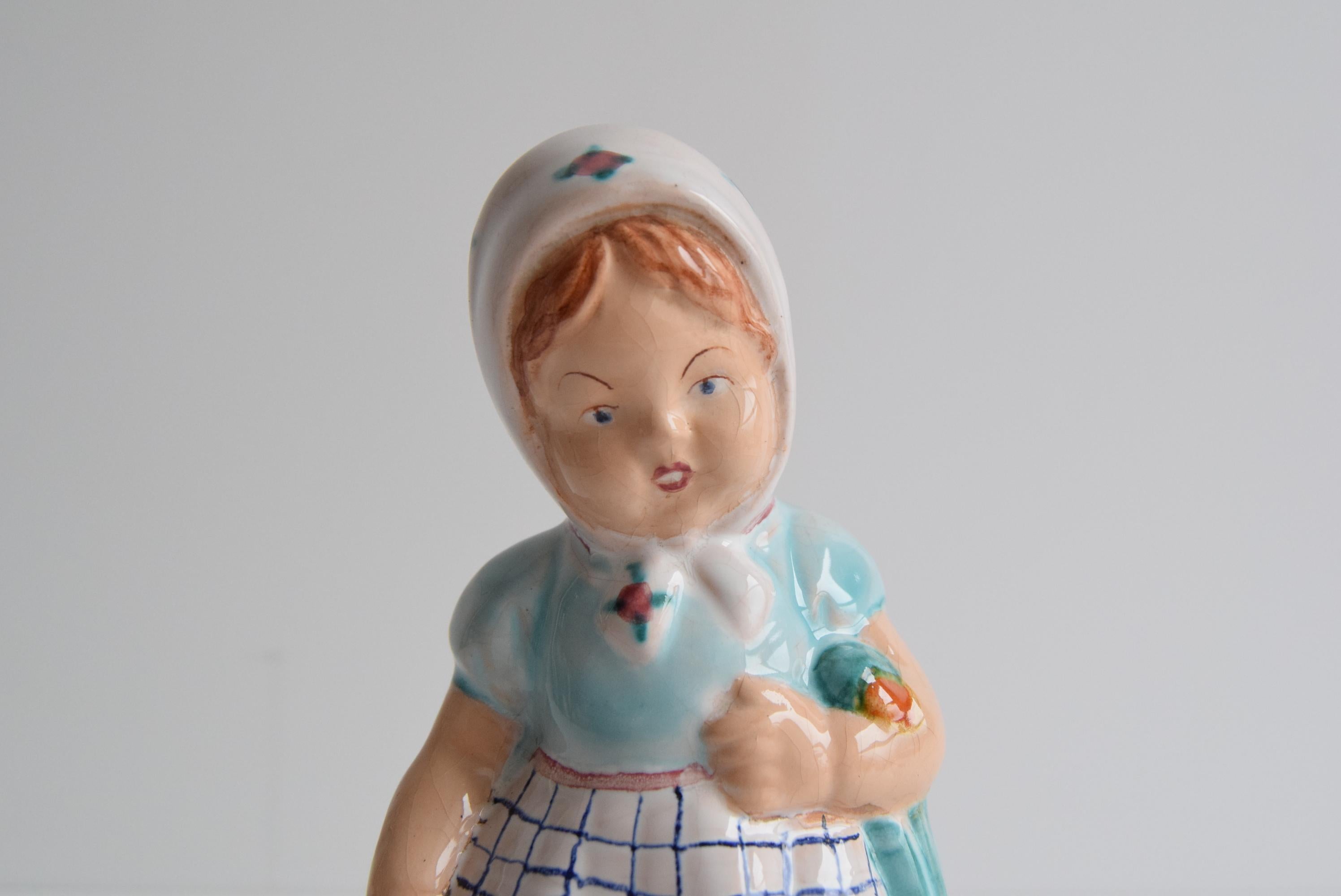 Statuetta in ceramica Art Deco di una ragazza con borsetta, circa 1940 in vendita 5