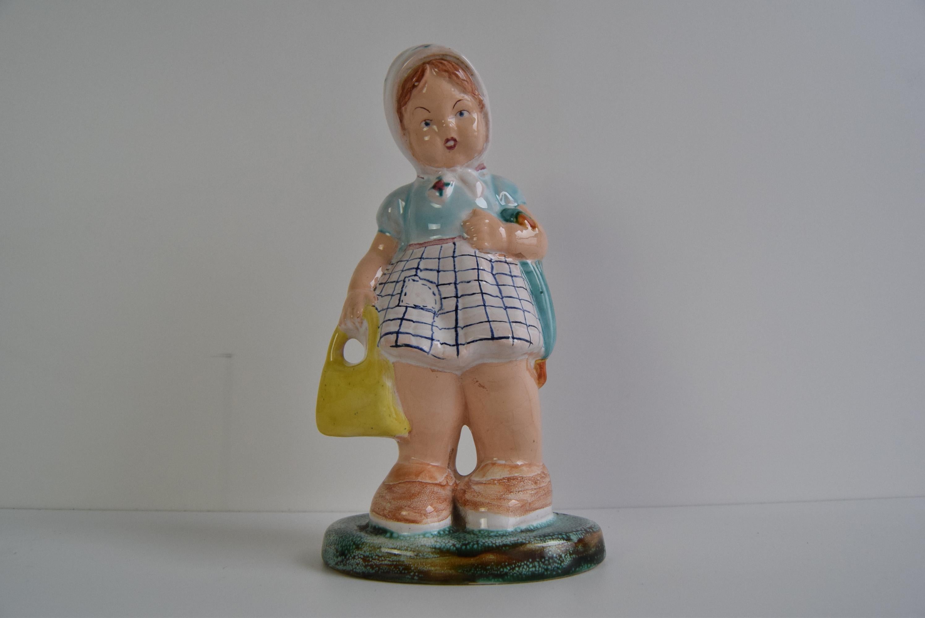 Art Déco Statuetta in ceramica Art Deco di una ragazza con borsetta, circa 1940 in vendita
