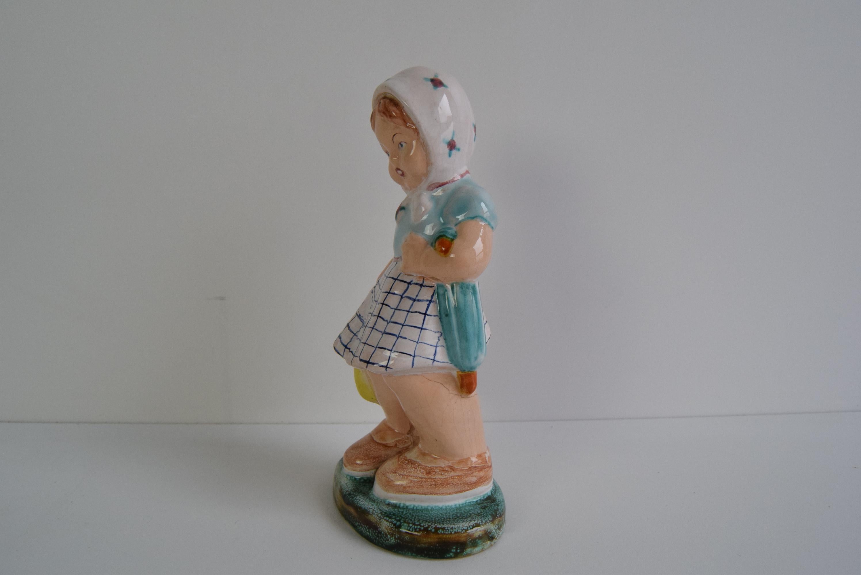 Ceco Statuetta in ceramica Art Deco di una ragazza con borsetta, circa 1940 in vendita