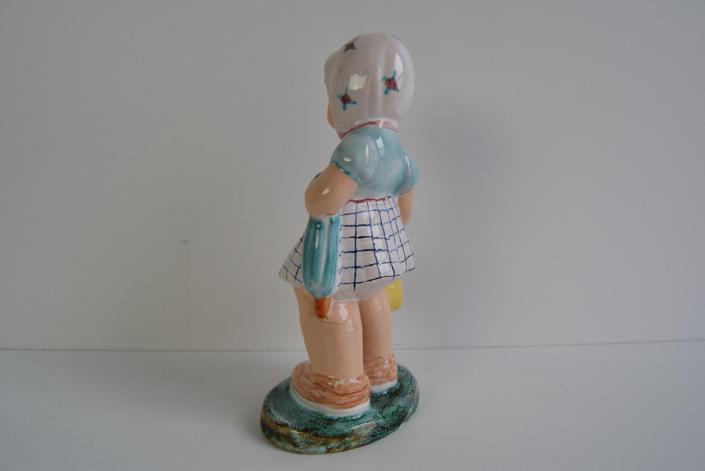 Smaltato Statuetta in ceramica Art Deco di una ragazza con borsetta, circa 1940 in vendita