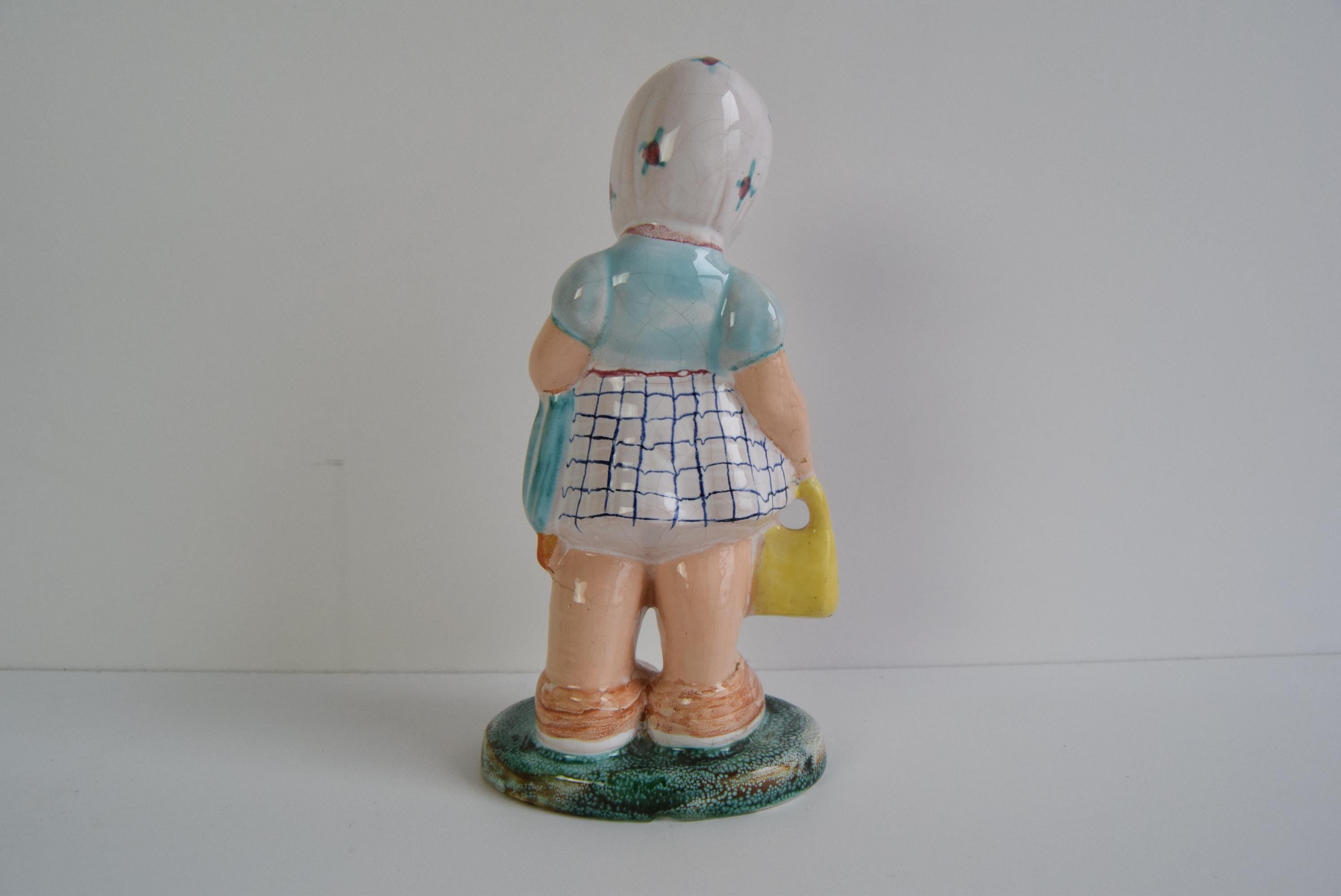 Statuetta in ceramica Art Deco di una ragazza con borsetta, circa 1940 In condizioni discrete in vendita a Praha, CZ