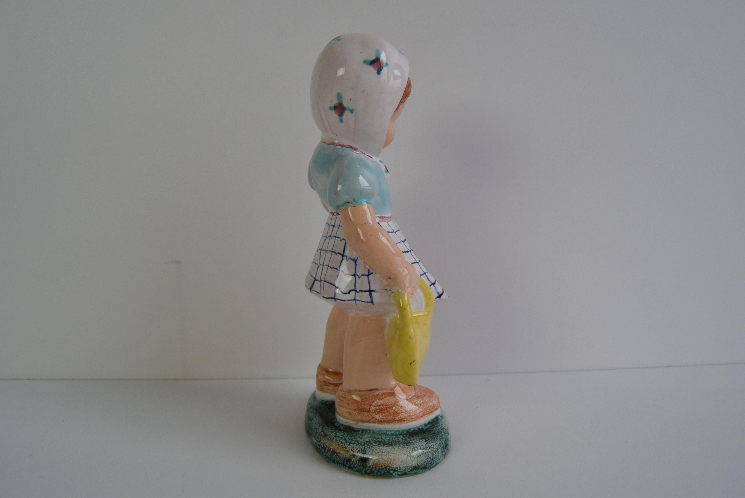 Metà XX secolo Statuetta in ceramica Art Deco di una ragazza con borsetta, circa 1940 in vendita